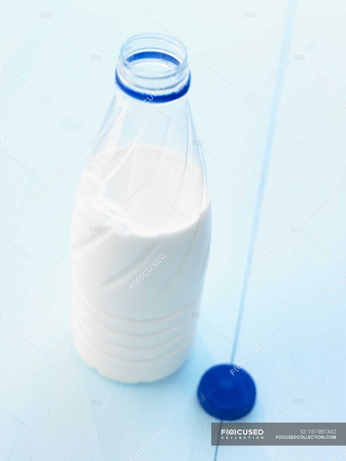 Молоко в пластиковой бутылке фото