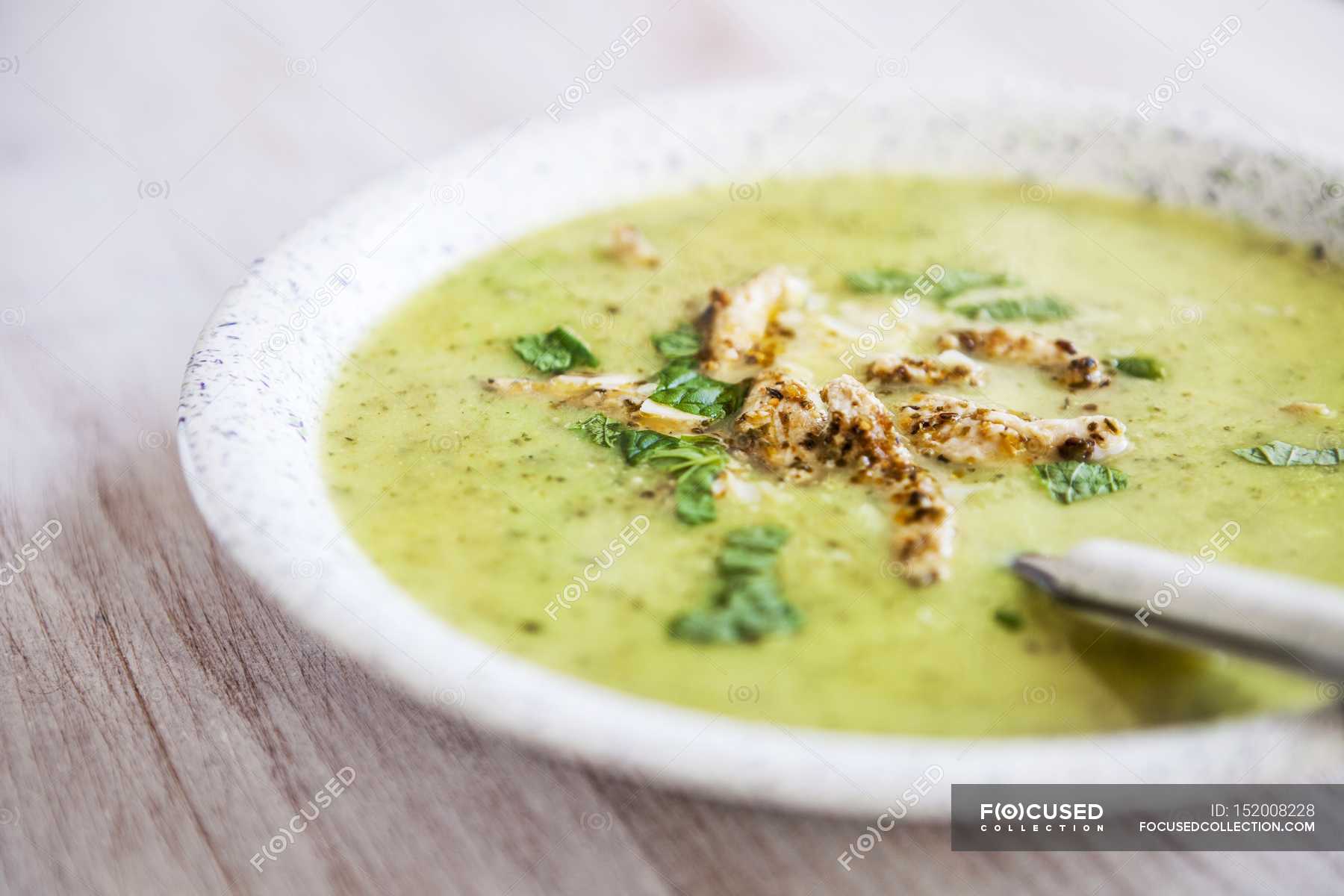 Cream of courgette soup with chicken — appetite, nutrition Stock
