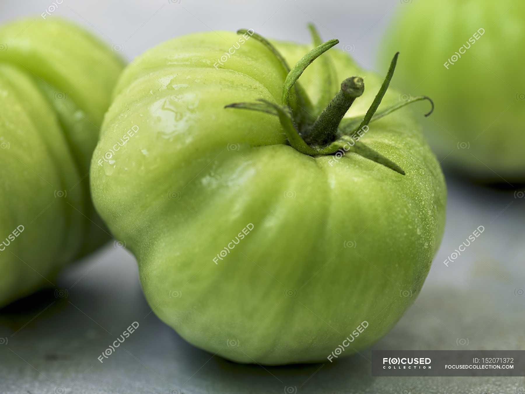 Green beefsteak tomatoes — healthy, antioxidant Stock Photo 152071372