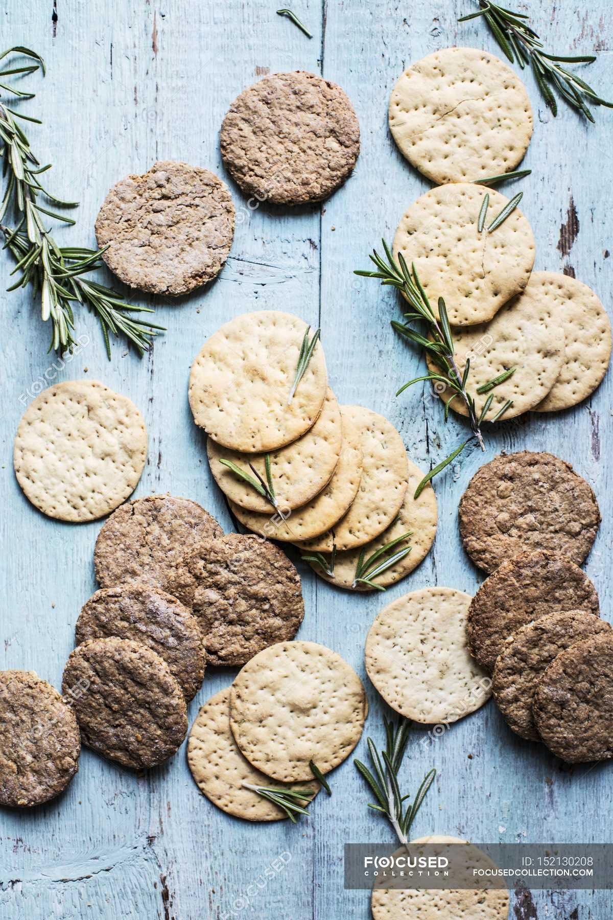 Crackers, oat cakes and rosemary — yummy, meal Stock Photo 152130208