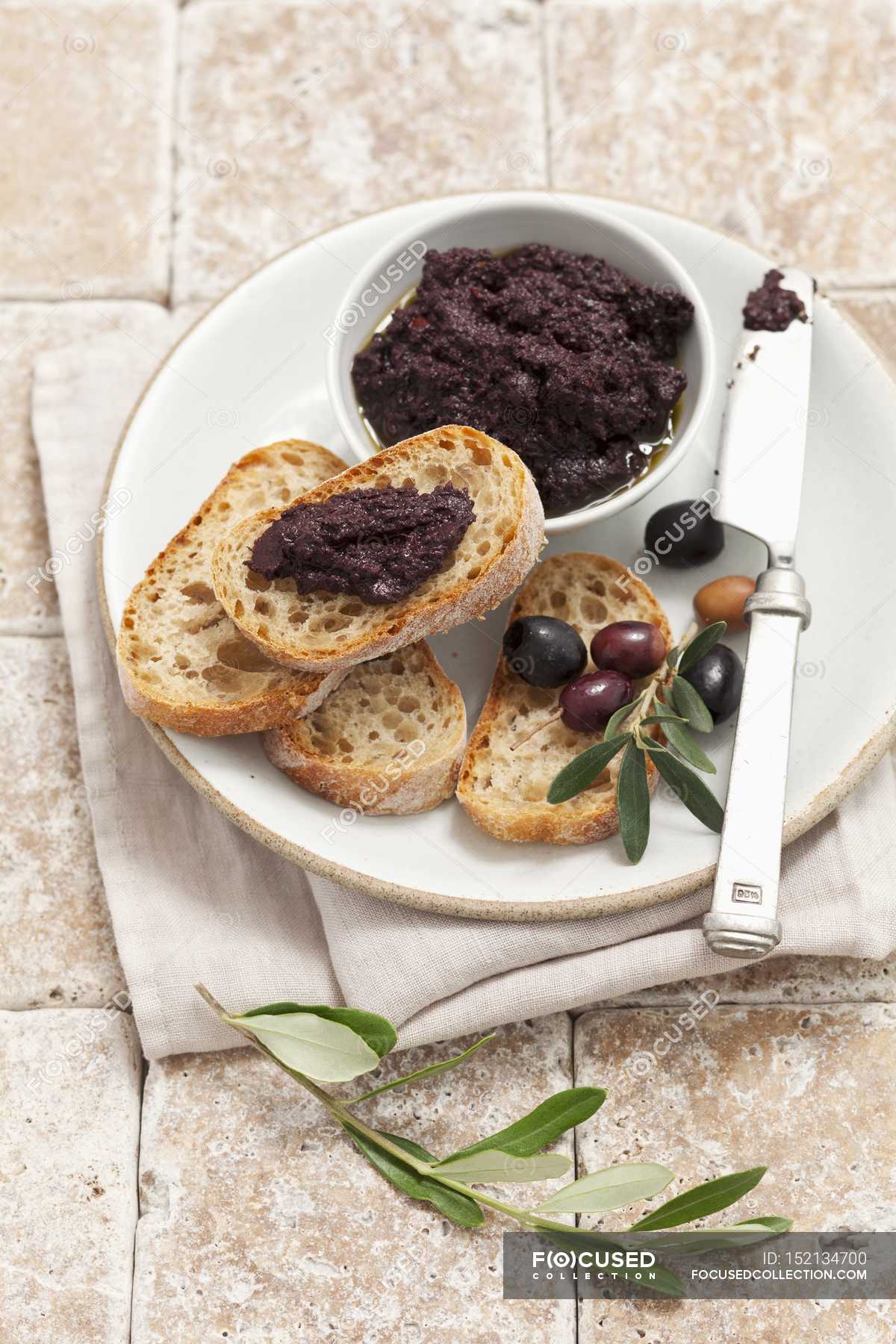 Tapenade with slices of bread — wheat, bakehouse Stock Photo 152134700