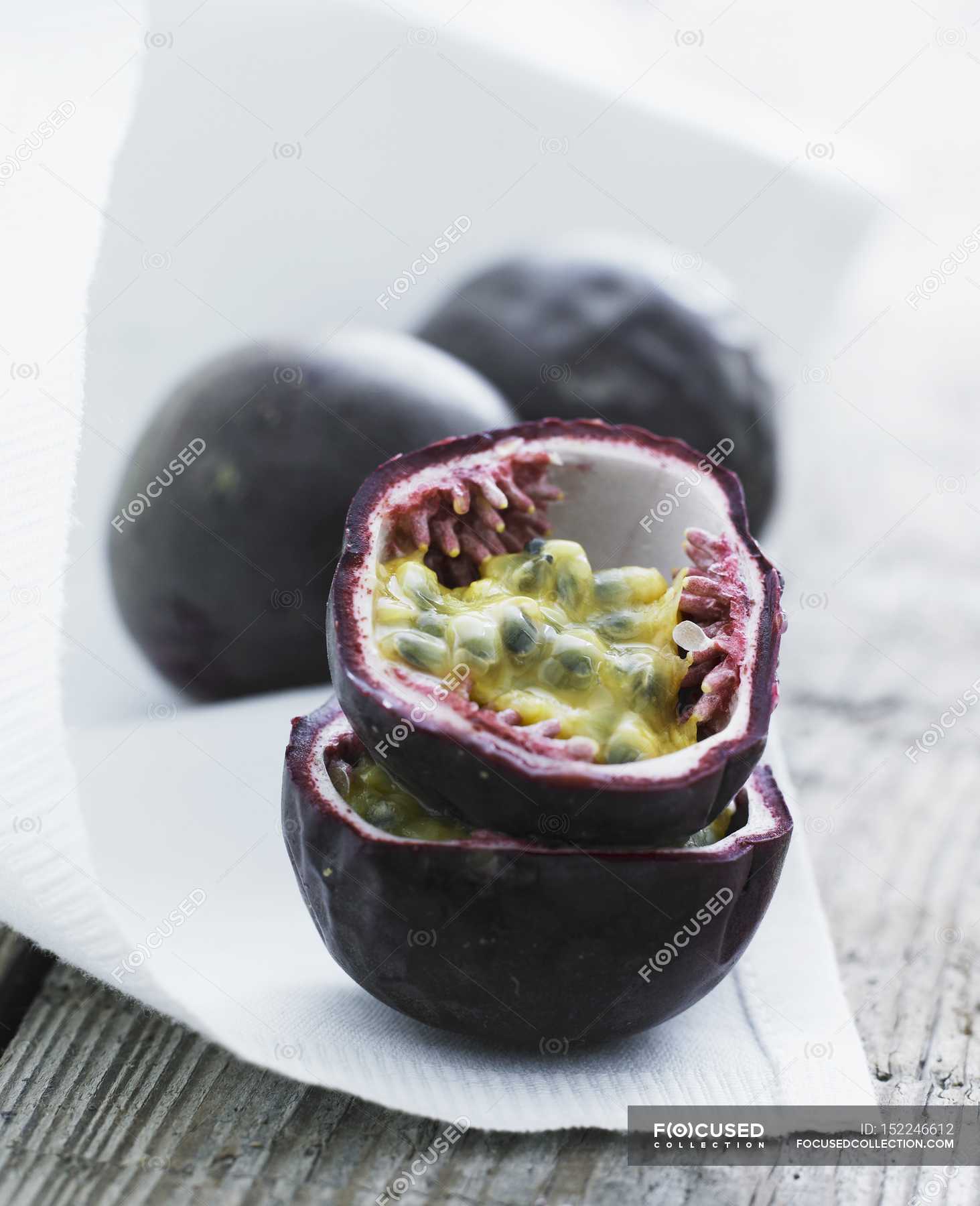 Halved Passion fruits with halves — tasty, cookery Stock Photo