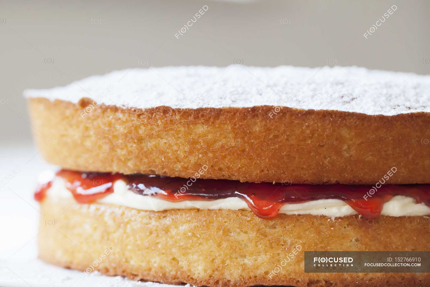 Victoria sponge cake — calories, appetizer Stock Photo 152766910