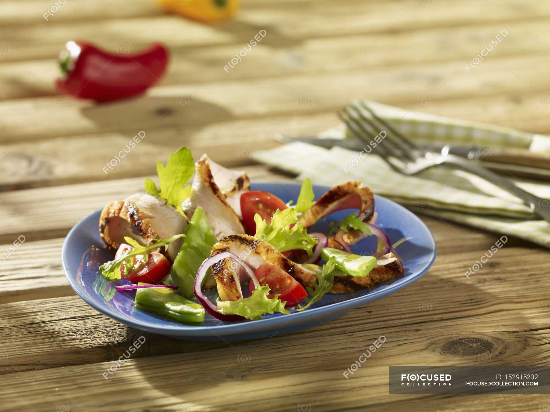 Mixed leaf salad with grilled pork — appetizing, appetite Stock Photo