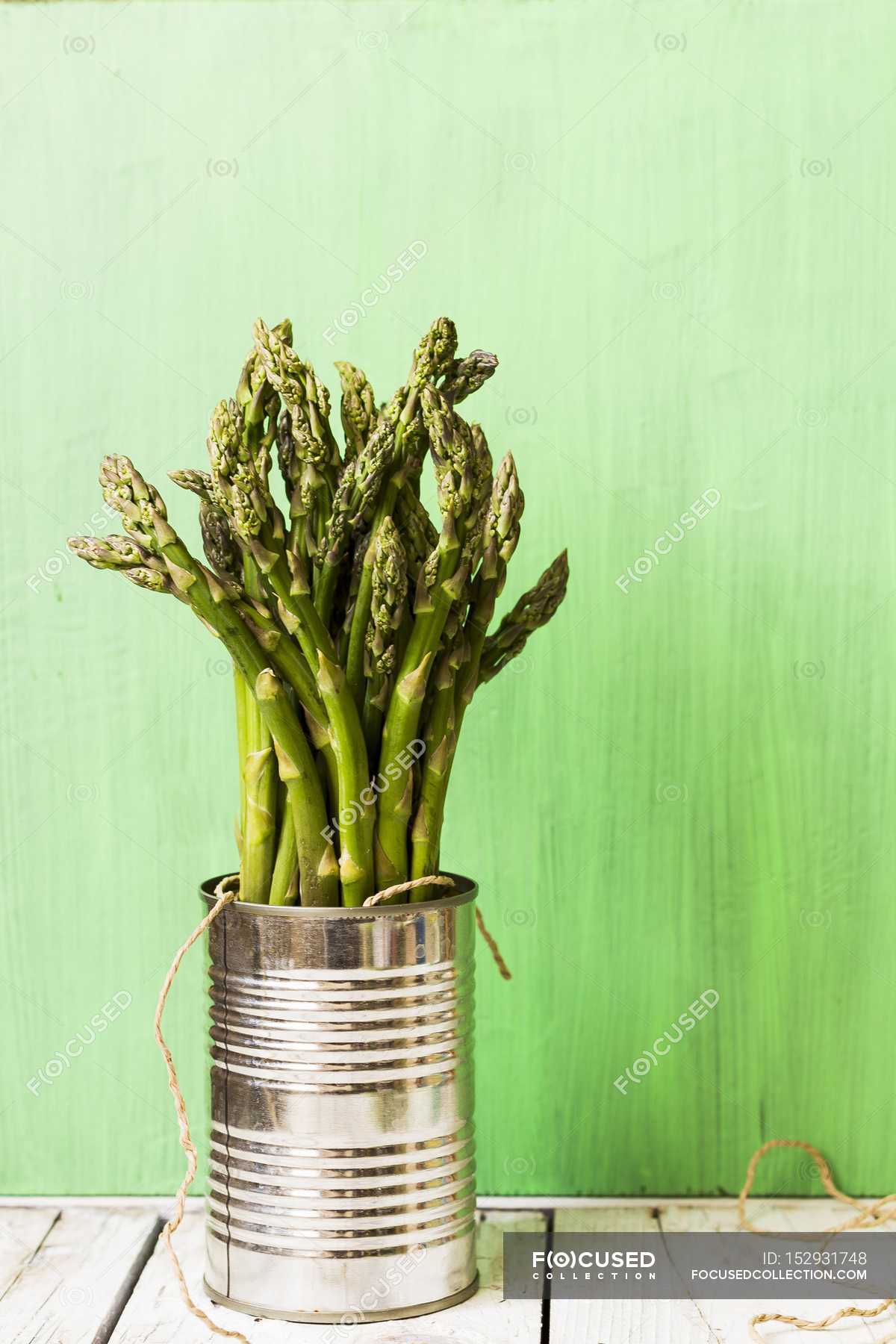 Asparagus in tin can — Healthy Eating, raw food Stock Photo 152931748