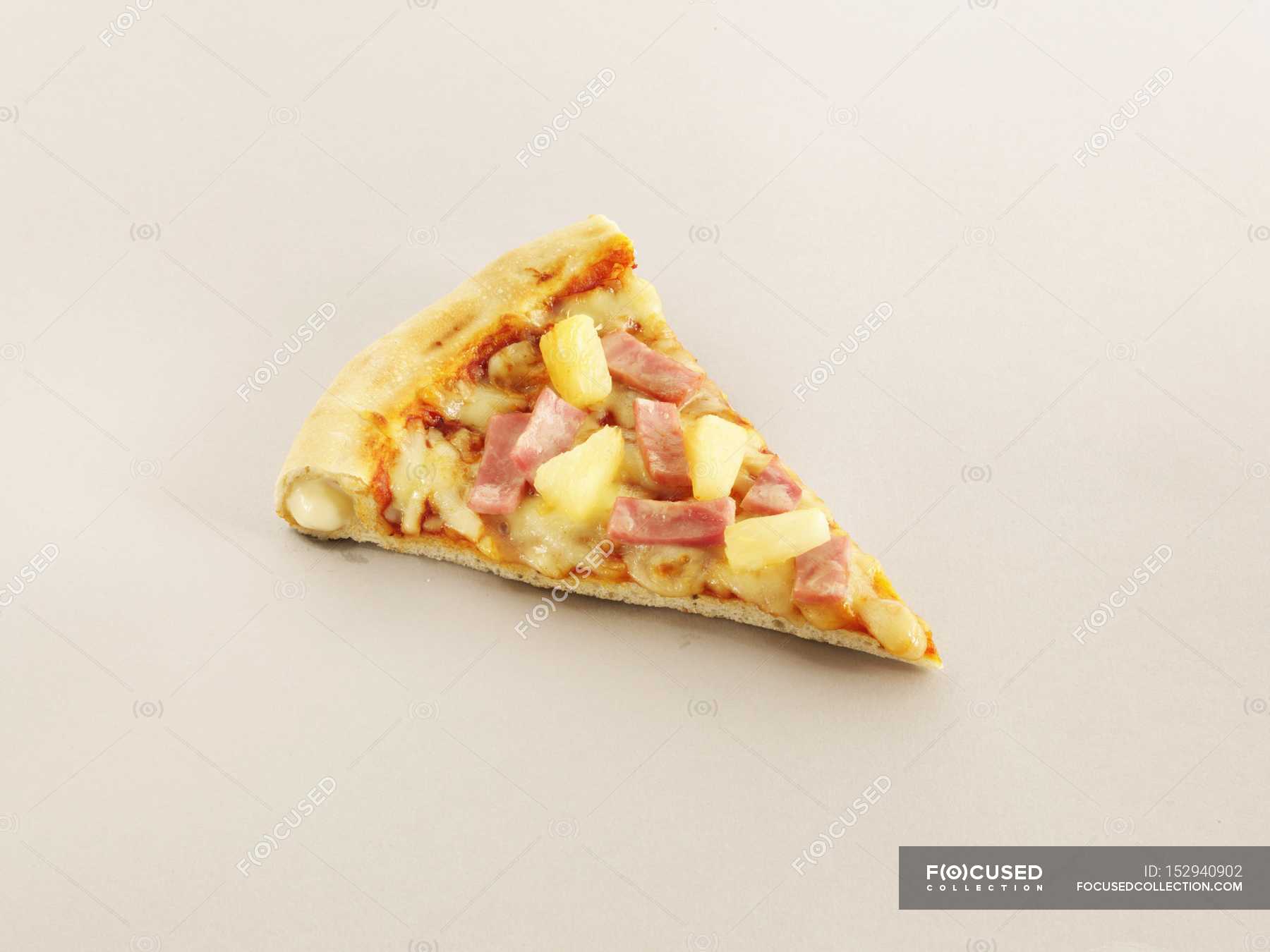 laver mad Korrespondance Mediator Slice of crust ham and pineapple pizza — Ready To Eat, edible - Stock Photo  | #152940902
