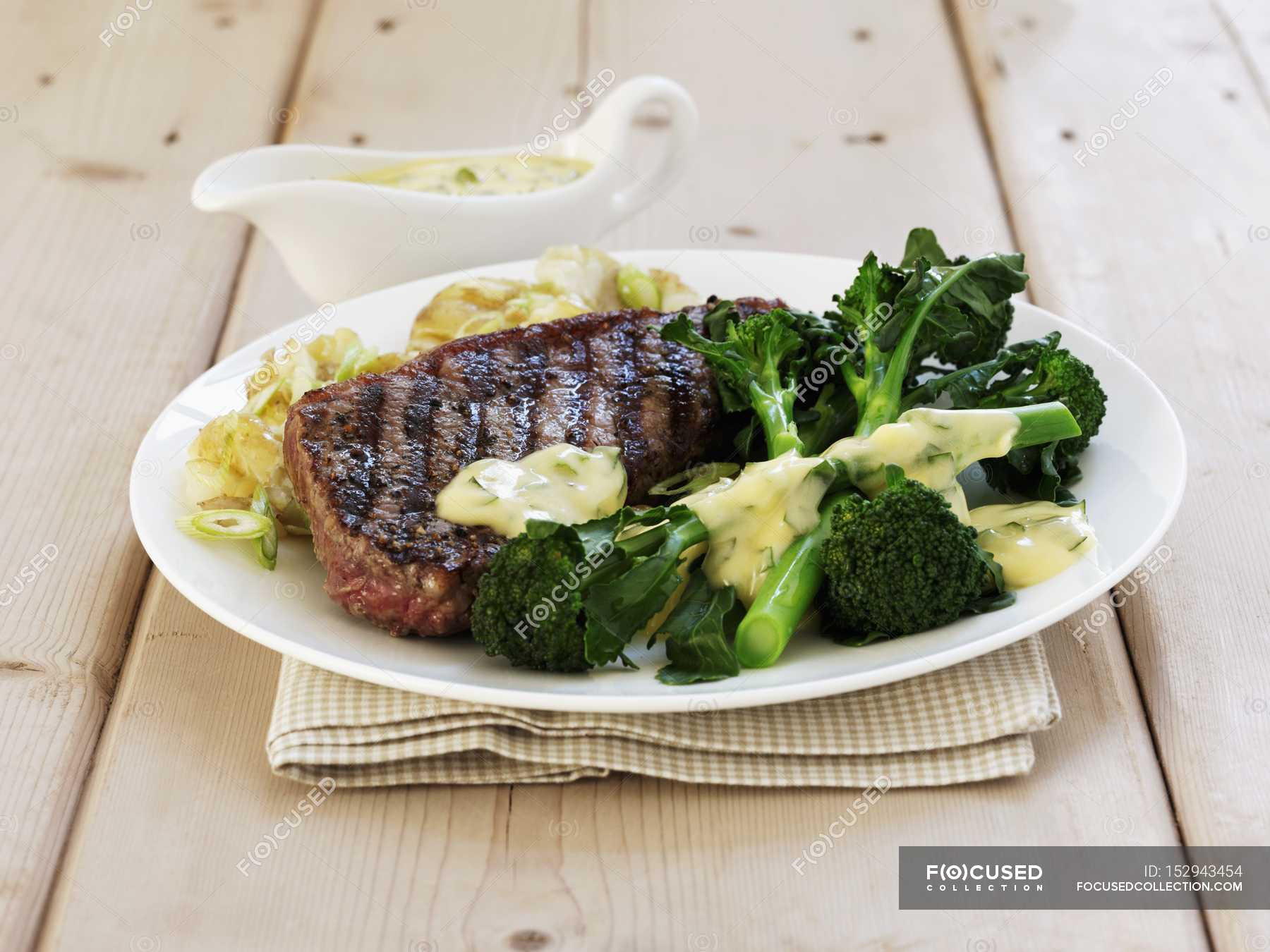 Sirloin steak with broccoli — menu, sauce Stock Photo 152943454