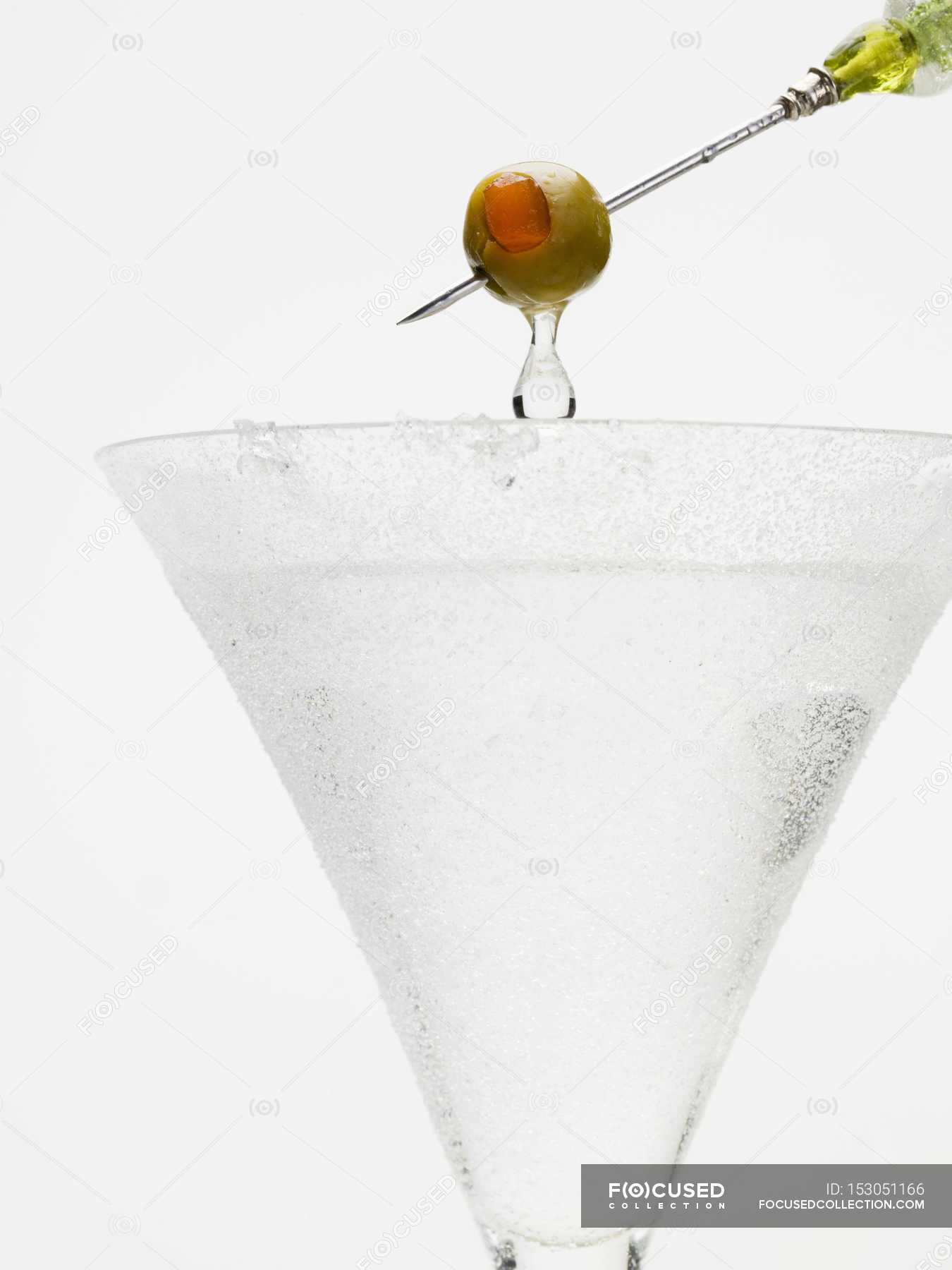 Martini aceituna en palo de cóctel Relájate, Bar - Stock Photo #153051166