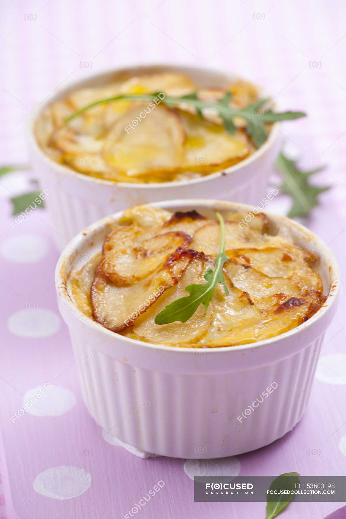 Small potato gratins with rocket — pink, food Stock Photo 153603198