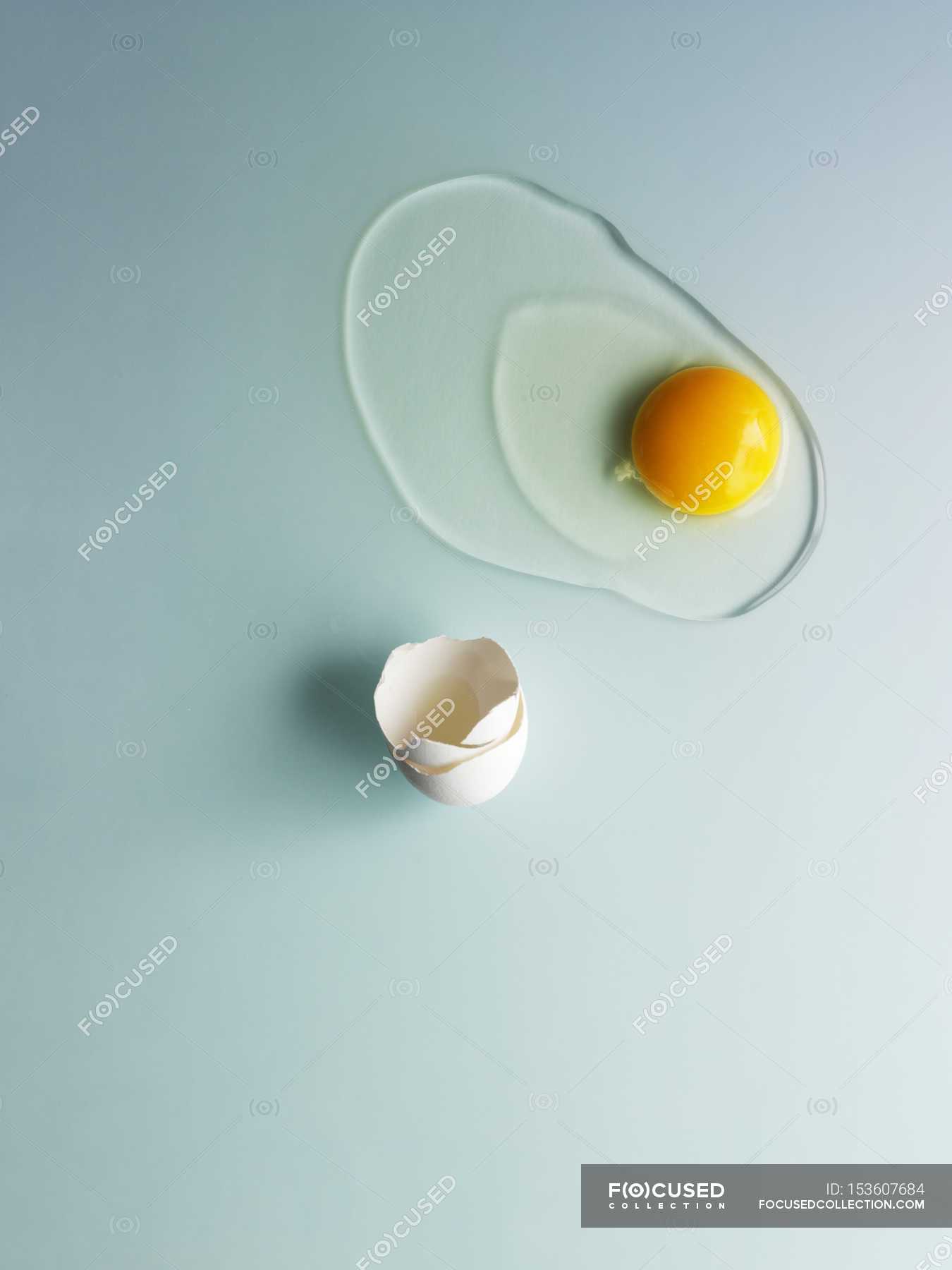 К чему снятся сырые яйца разбивать. Белая разбитое яйцо на голубом фоне. Оболочка сырого разбитого яйца. Яйца с синим желтком. Сломанное сверху яйцо.