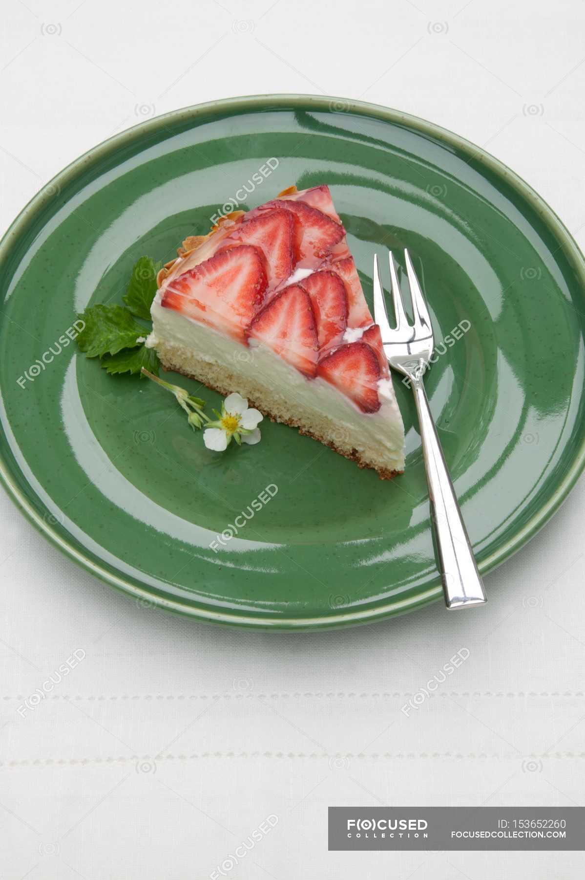 Quark cake with fresh strawberries — pastry, bake Stock Photo