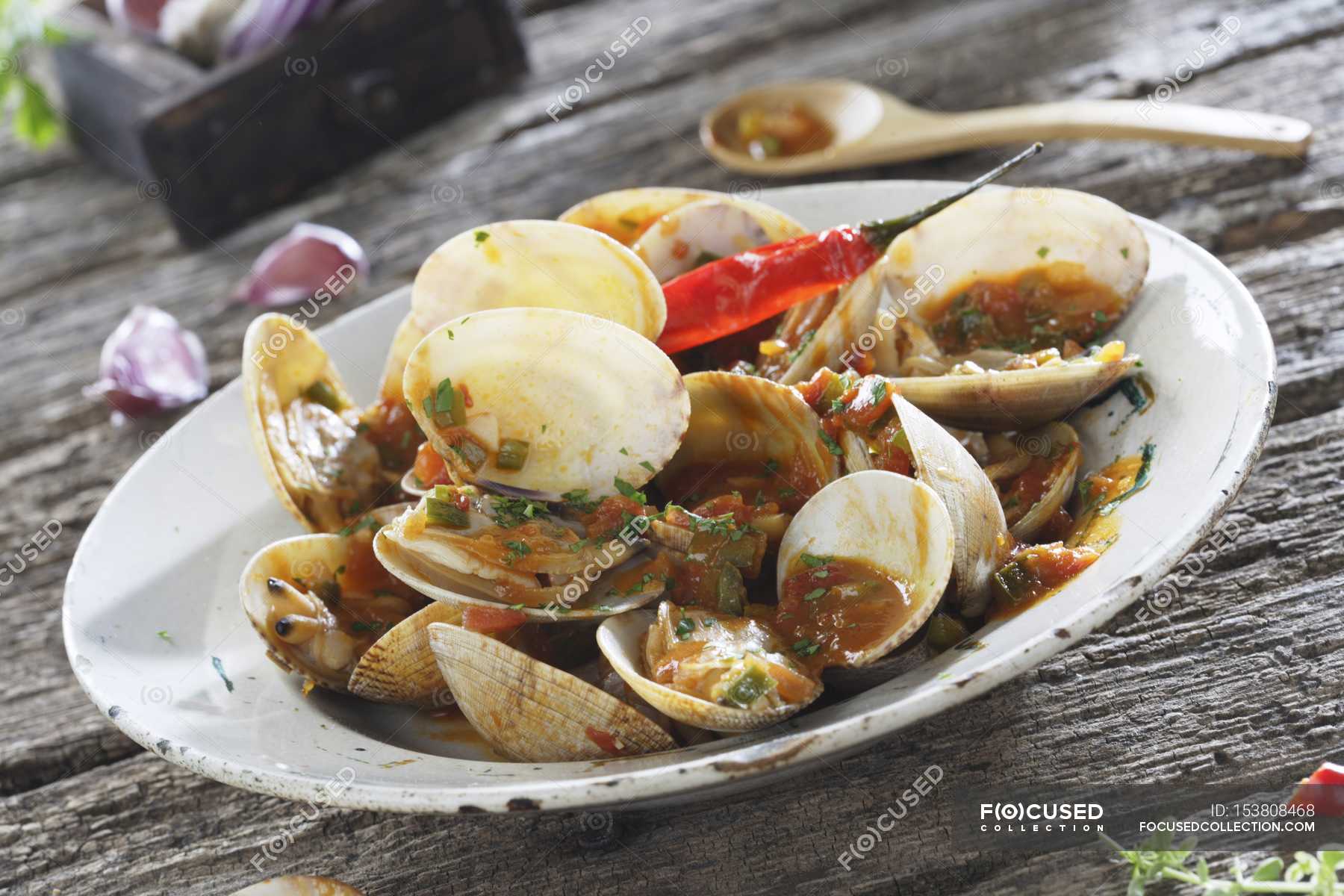 Closeup view of clams with Marinara sauce — calories, Ready To Eat