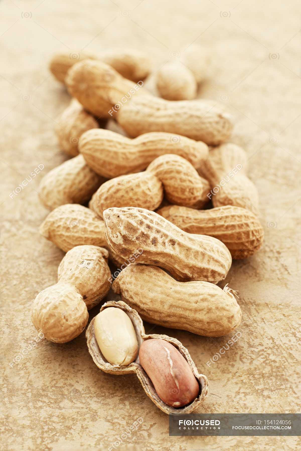 Peanuts shelled and unshelled — flavor, delicious Stock Photo