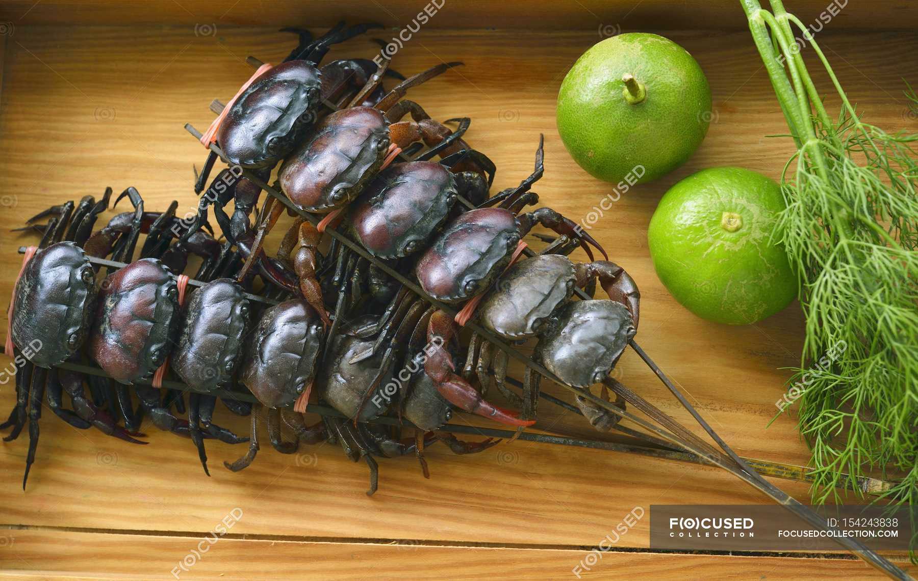 Closeup view of crayfish skewers with limes and dill — dead