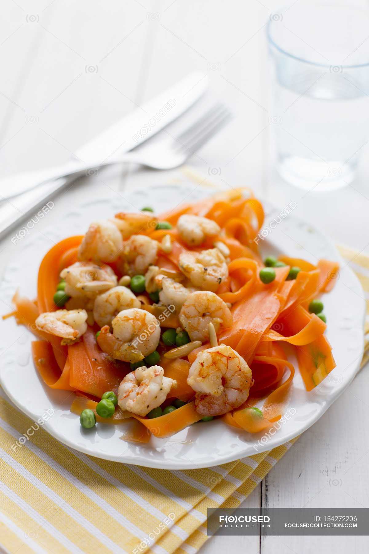 Carrot tagliatelle pasta with prawns — peas, lifestyle Stock Photo