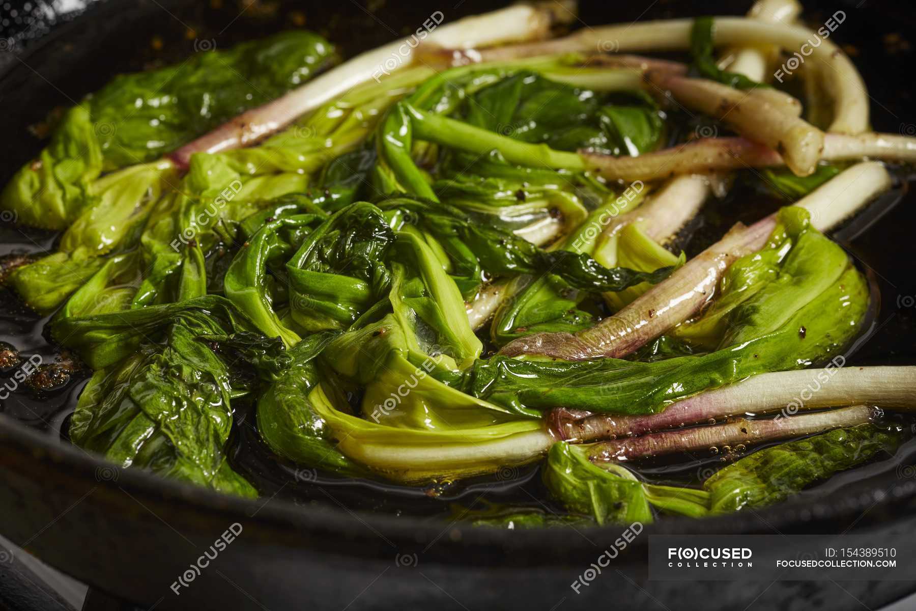 Fried wild leeks in pan — close ups, vegetable Stock Photo 154389510