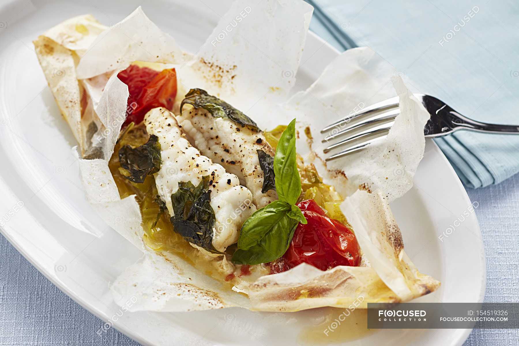 рыба запеченная в пергаменте. треска с овощами в духовке. рыба в пергаменте в духовке. треска папильот. треска в пергаменте.