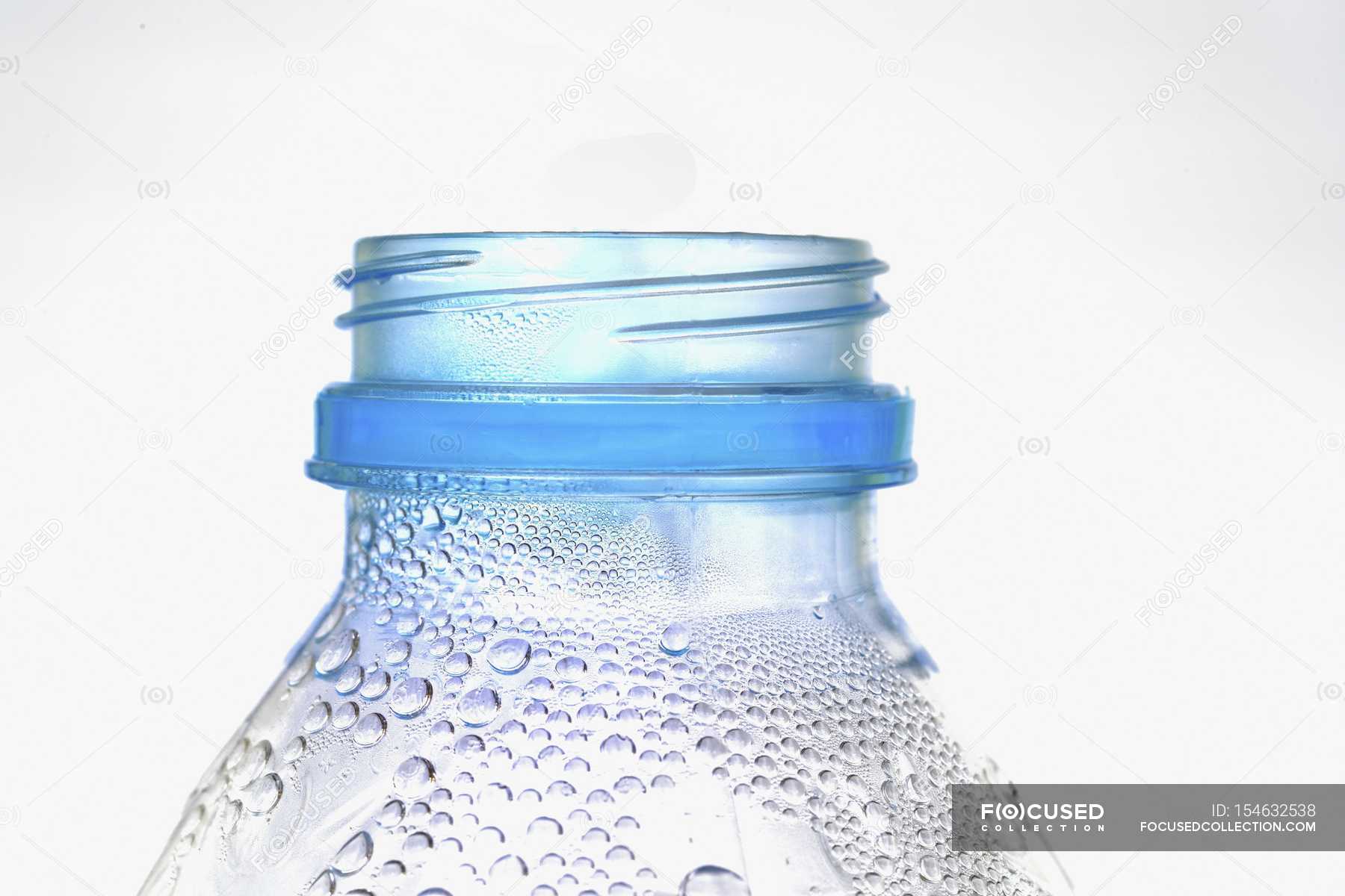 Tænk fremad diskriminerende jævnt Closeup view of wet plastic bottle top — drops, close ups - Stock Photo |  #154632538