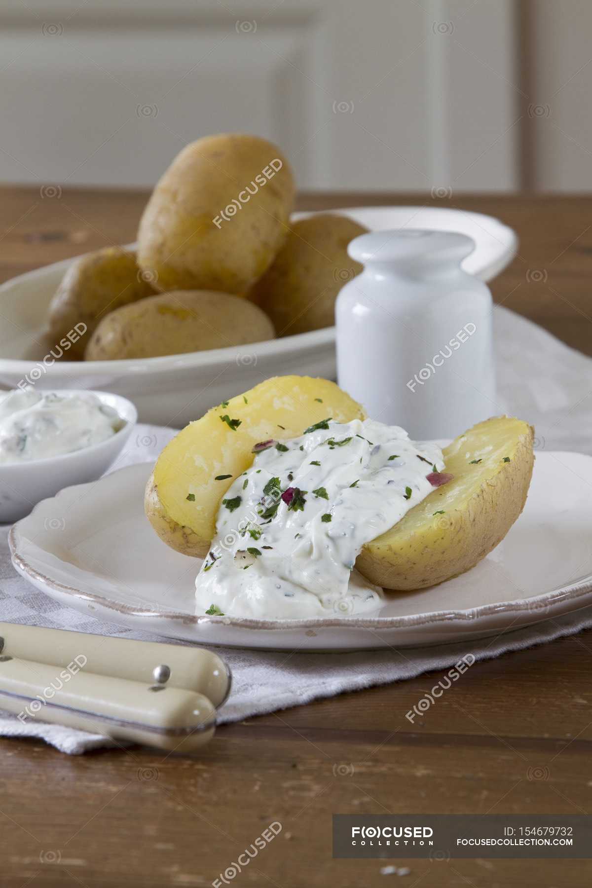 Unpeeled boiled potato — potatoes, yummy Stock Photo 154679732