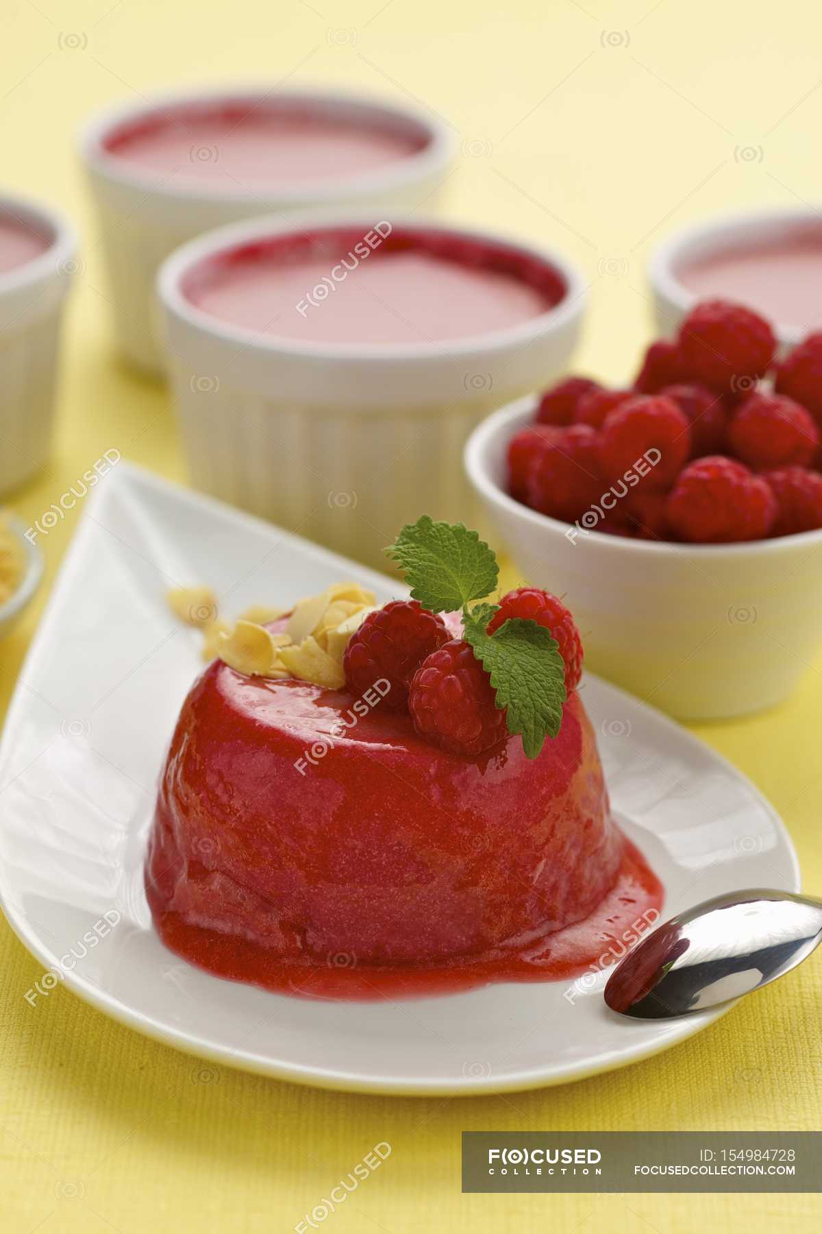 Raspberry panna Cotta десерт