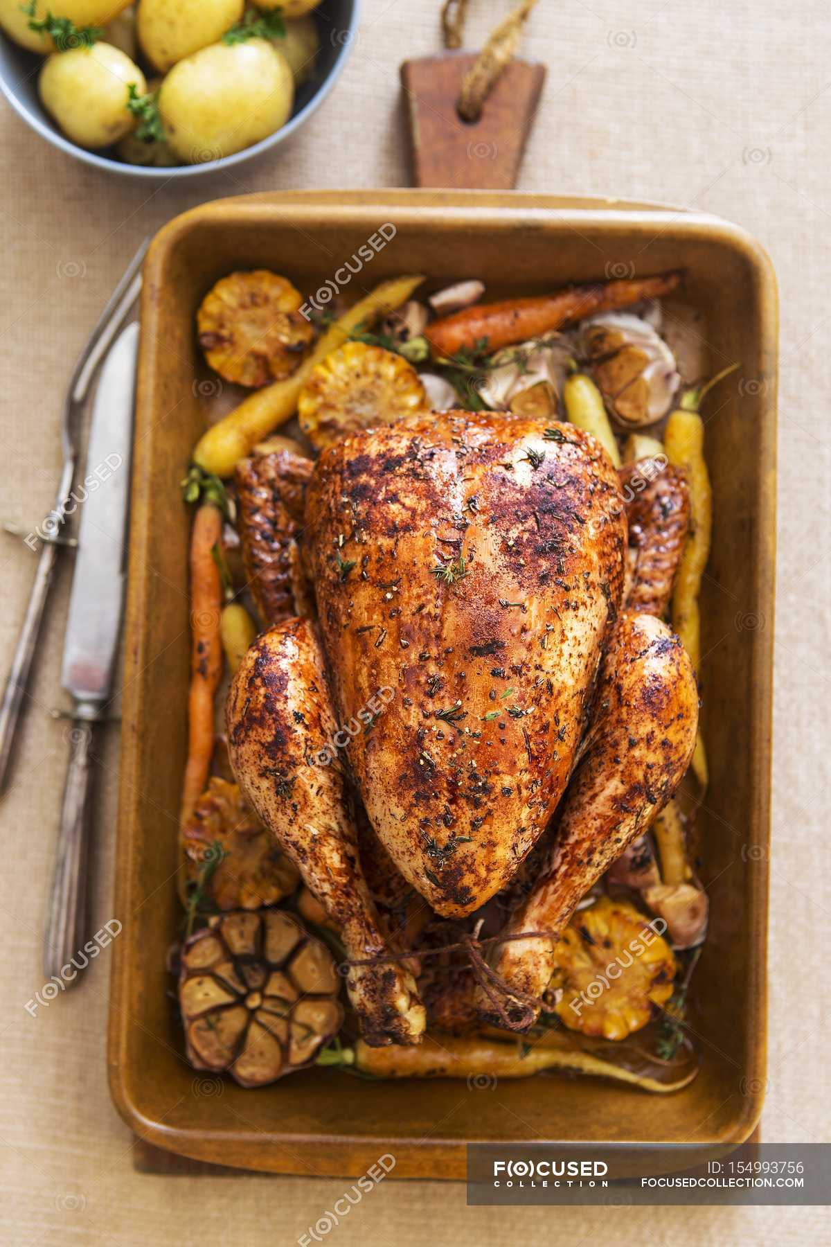 Roasted whole chicken with garlic — dinner, background - Stock Photo
