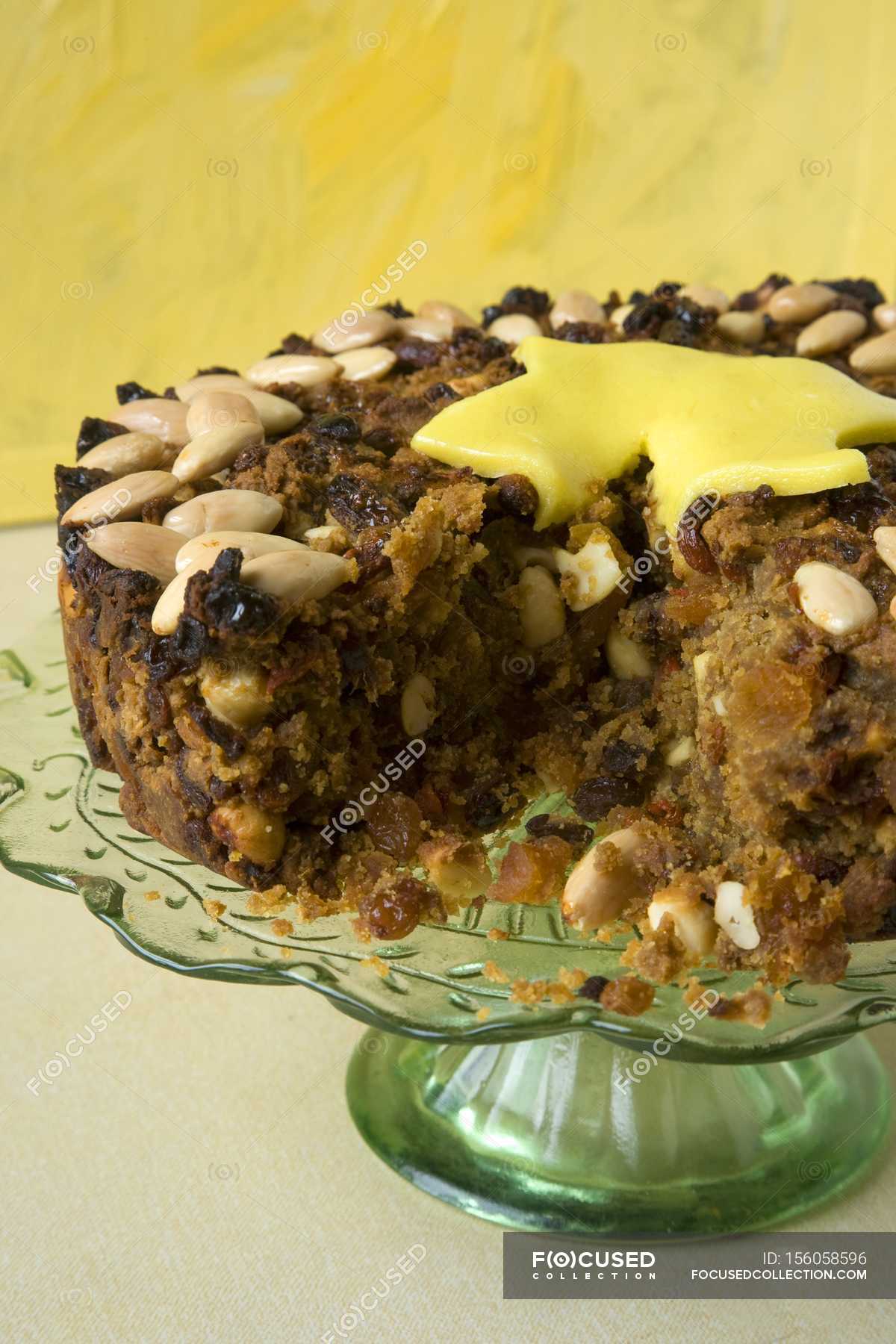 Fruit cake with nuts — appetizer, pastry Stock Photo 156058596