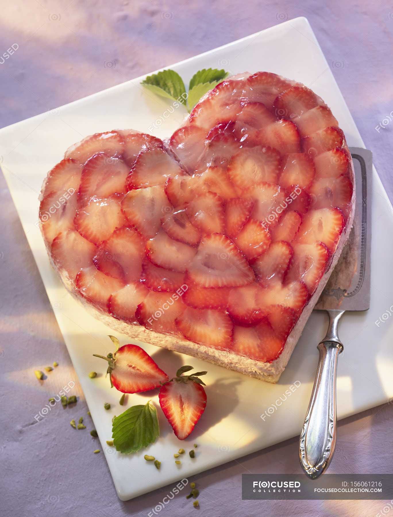 Heart-shaped strawberry cake — calories, delicious - Stock Photo ...
