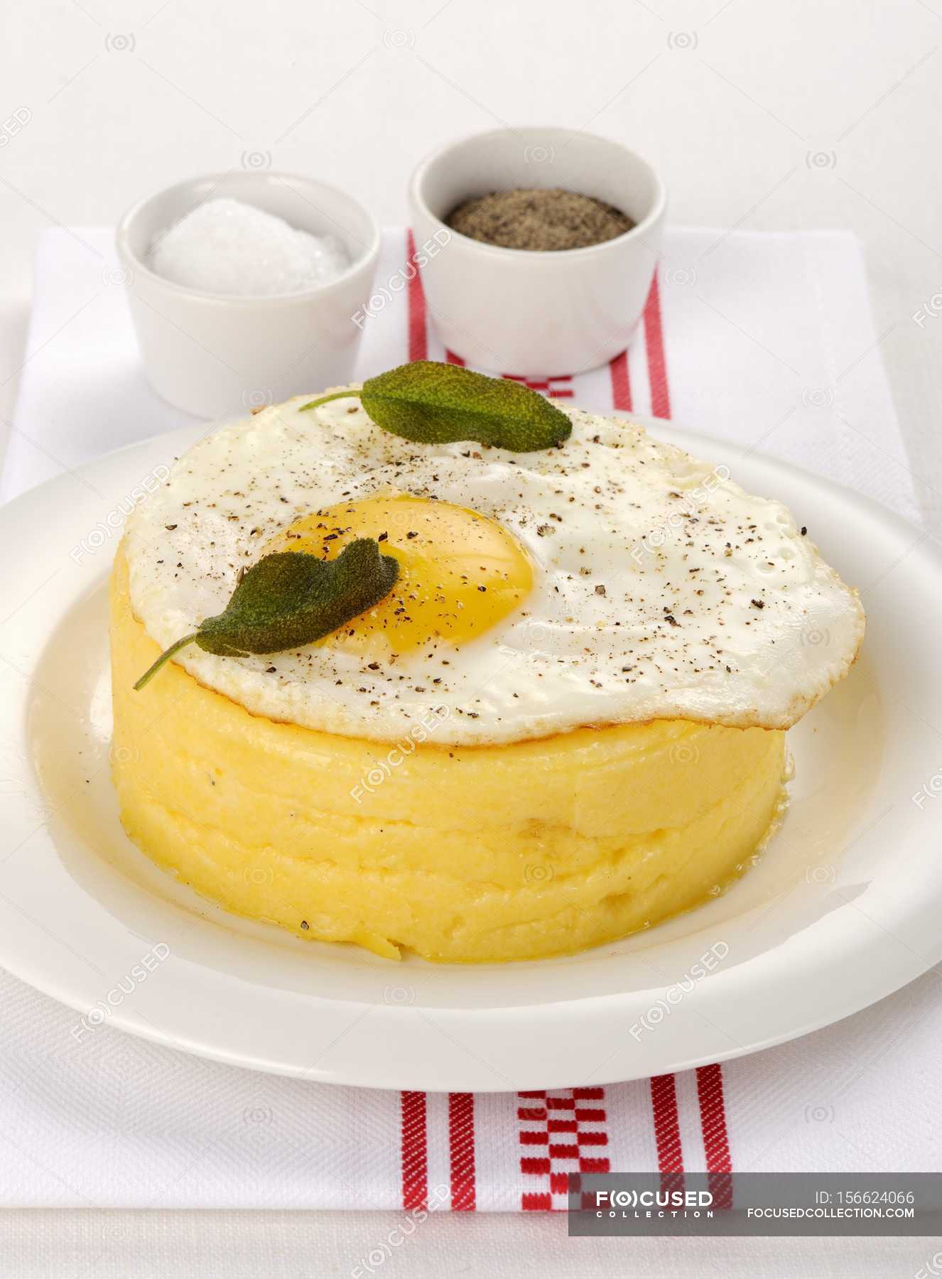 Polenta tartlet with fried egg — food, eggs Stock Photo 156624066