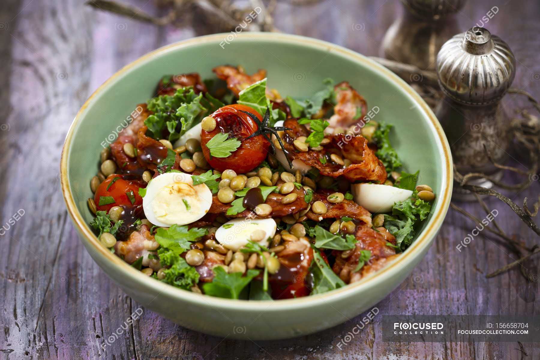 Lentil salad with bacon and eggs — portion, yummy Stock Photo