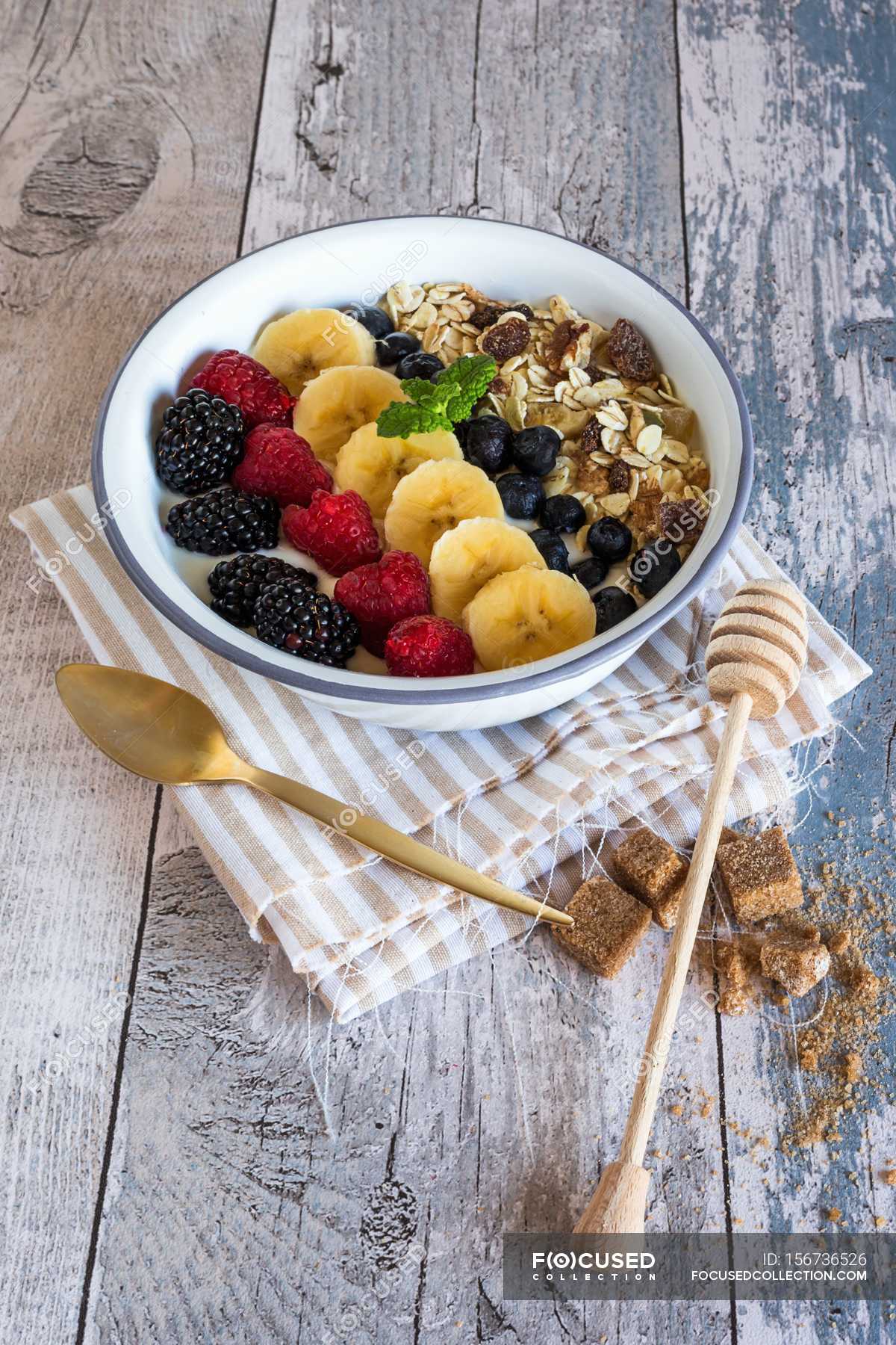 Muesli with yoghurt, berries and fruits — blueberries, cuisine Stock