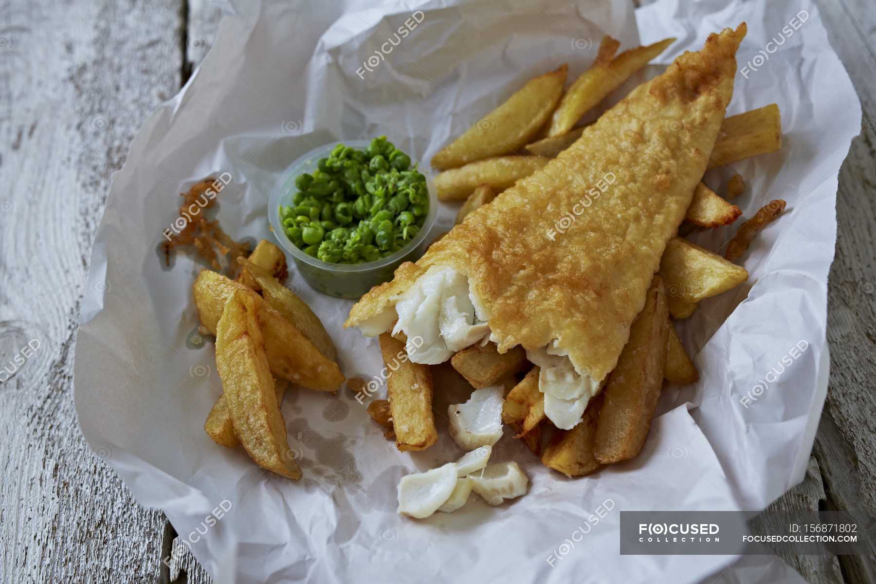 Fish and chips. Рыба и чипсы. Фиш энд чипс. Рыба и чипсы с горохом. Блюдо рыба и чипсы.