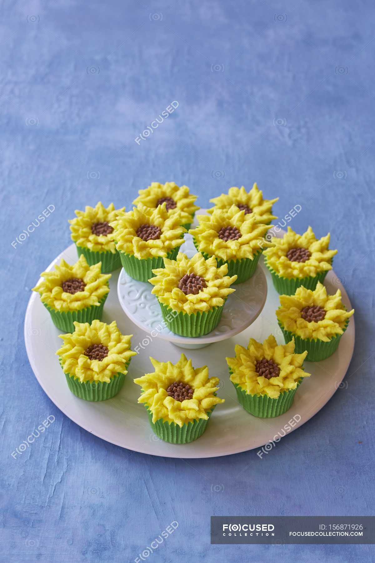 Sunflower cupcakes on plate — recipe, bakery - Stock Photo | #156871926