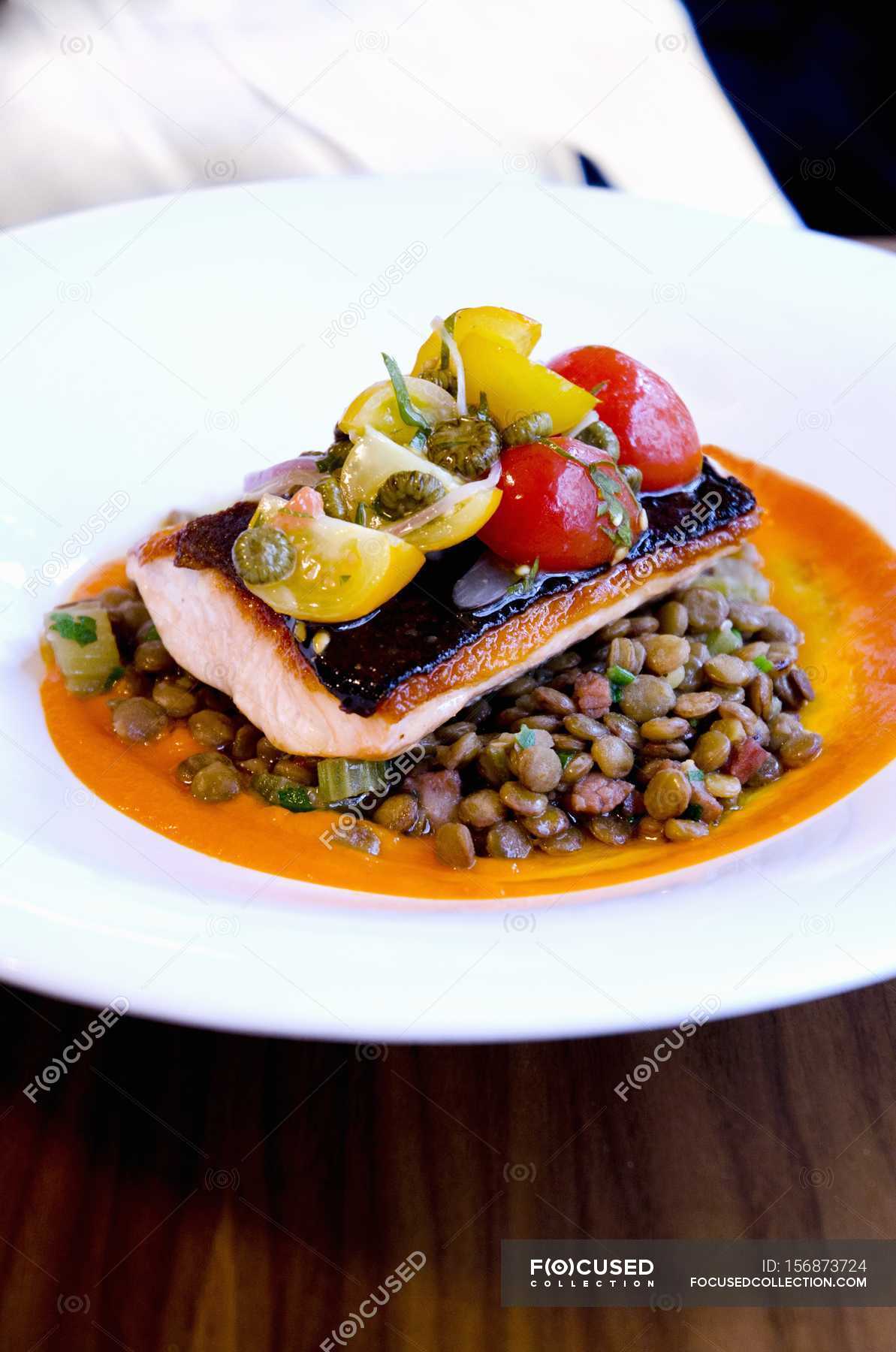 Pan-fried fillet of salmon — Ready To Eat, backdrop - Stock Photo