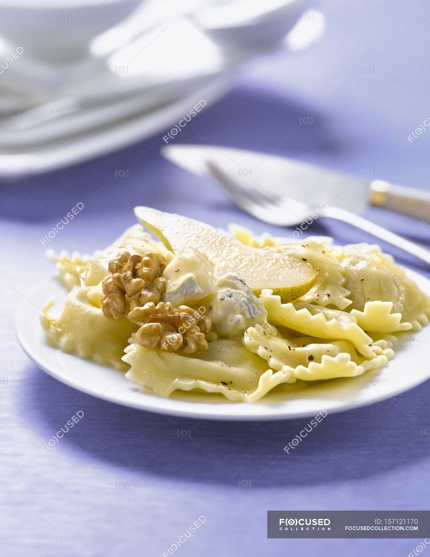 Ravioli pasta with and walnuts — cookery, appetite Stock