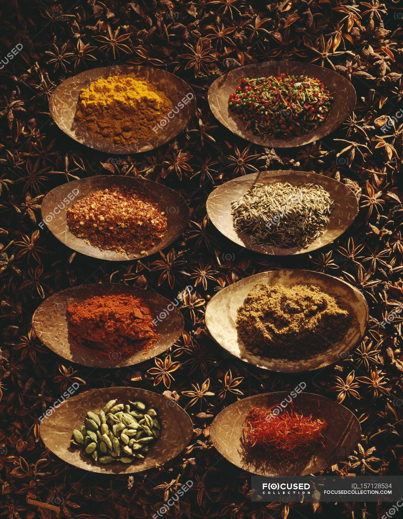 Выбор специй в коричневых тарелках поверх трав — Вкусное, Вкусно ...