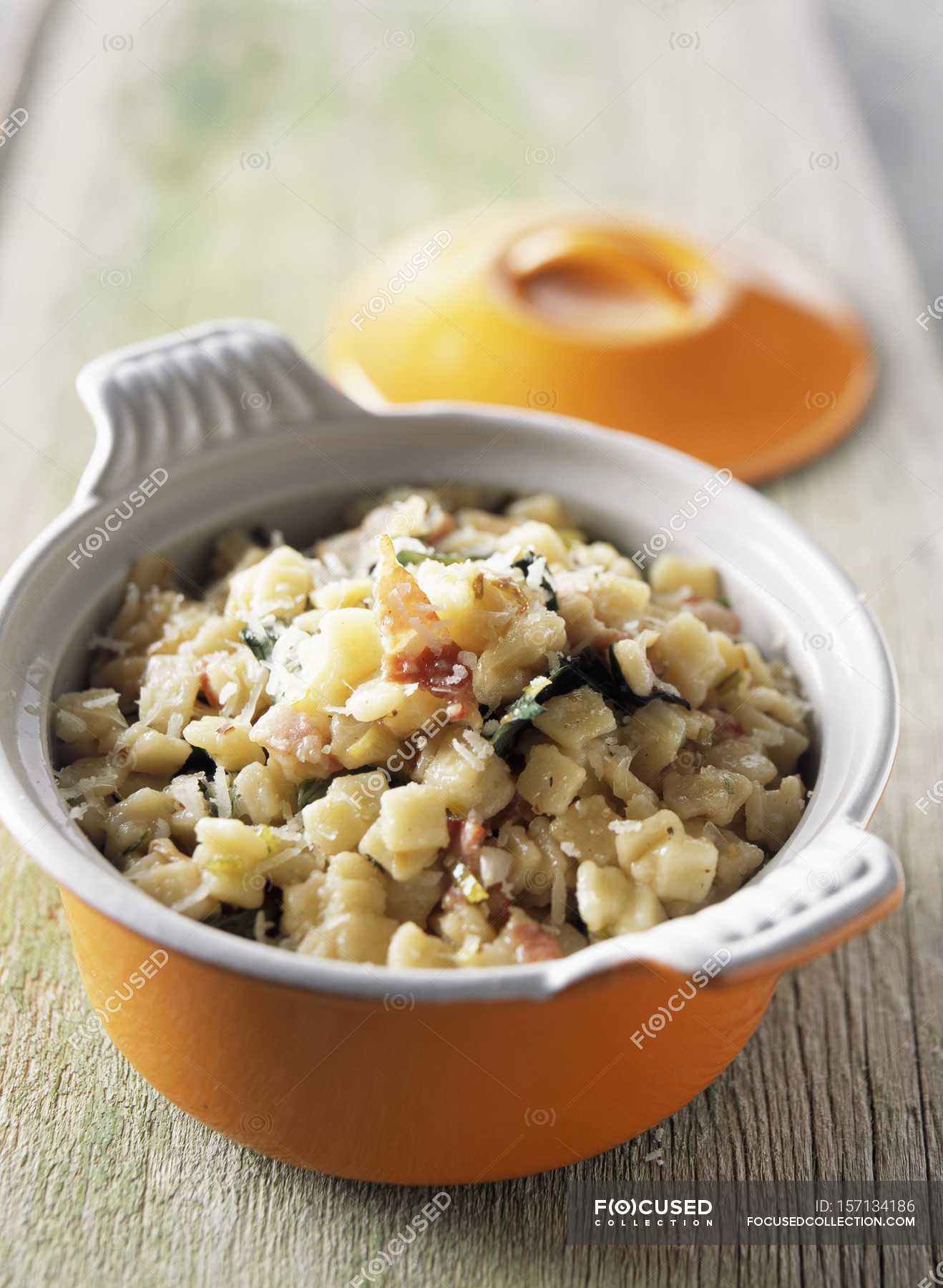 Casserole dish of crozet pasta and ham — edible, cooking - Stock Photo |  #157134186