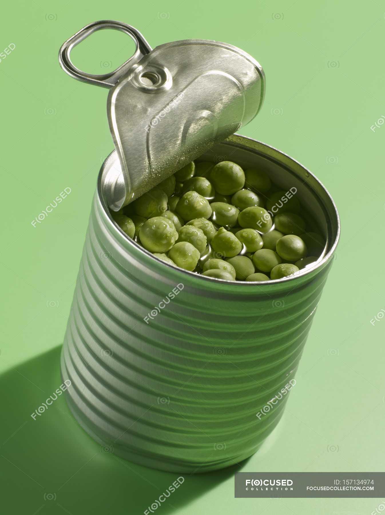 Canned green peas in tin — appetite, cookery Stock Photo 157134974