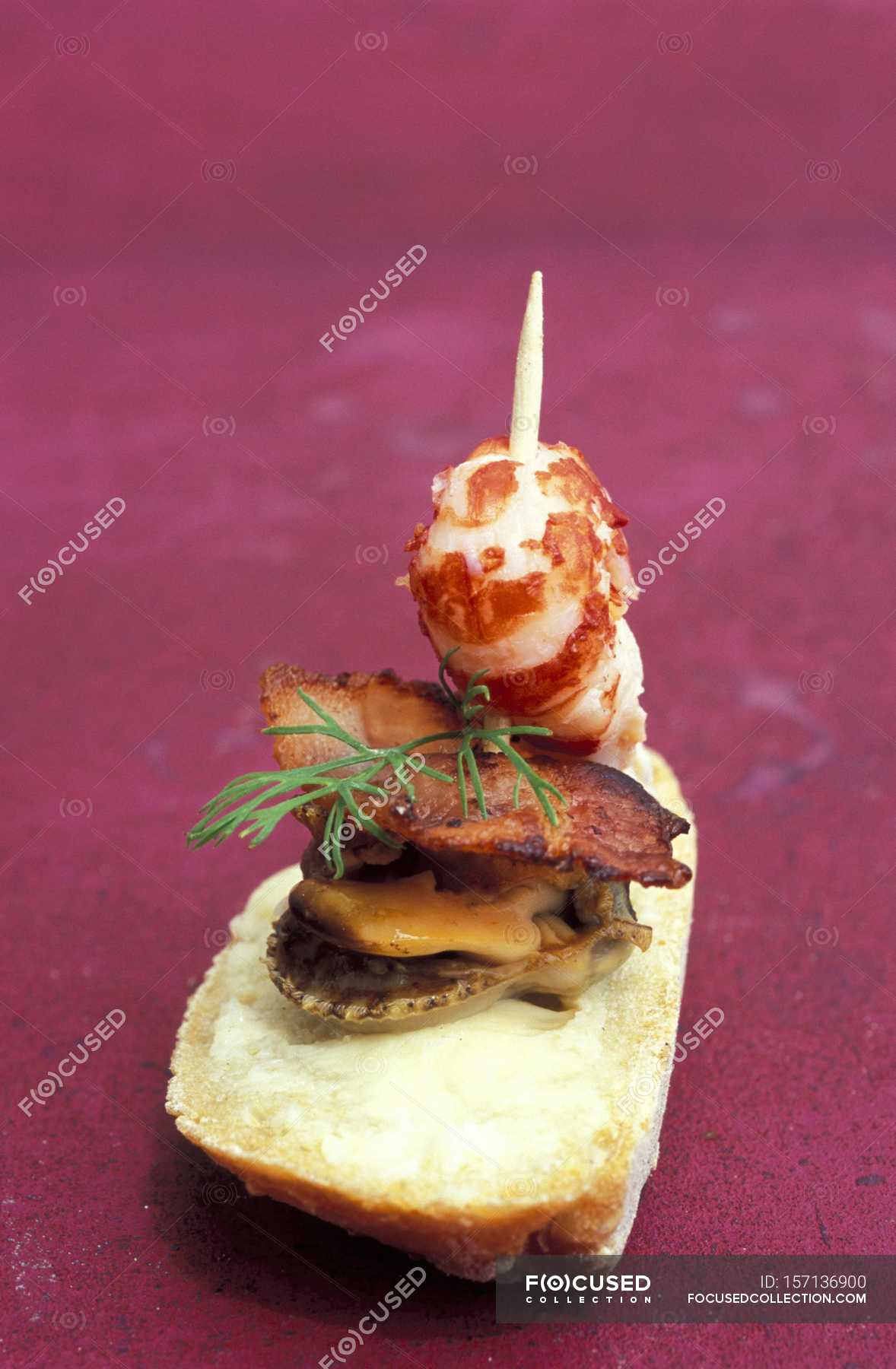 Scallop skewers with bacon — nutrition, product Stock Photo 157136900