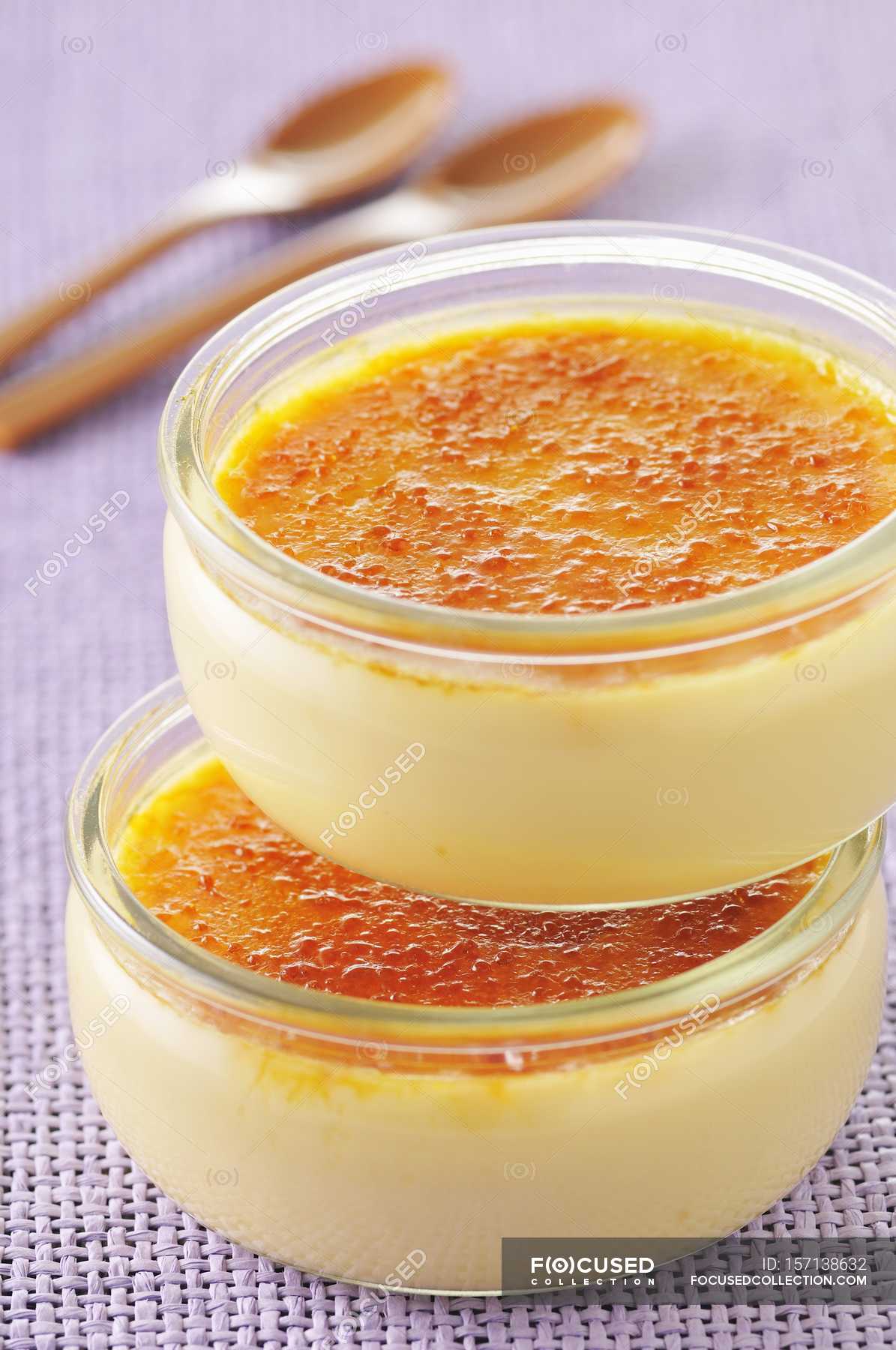Oversætte Måling skade Closeup view of Creme brulee in two glass bowls — sweet, backdrop - Stock  Photo | #157138632