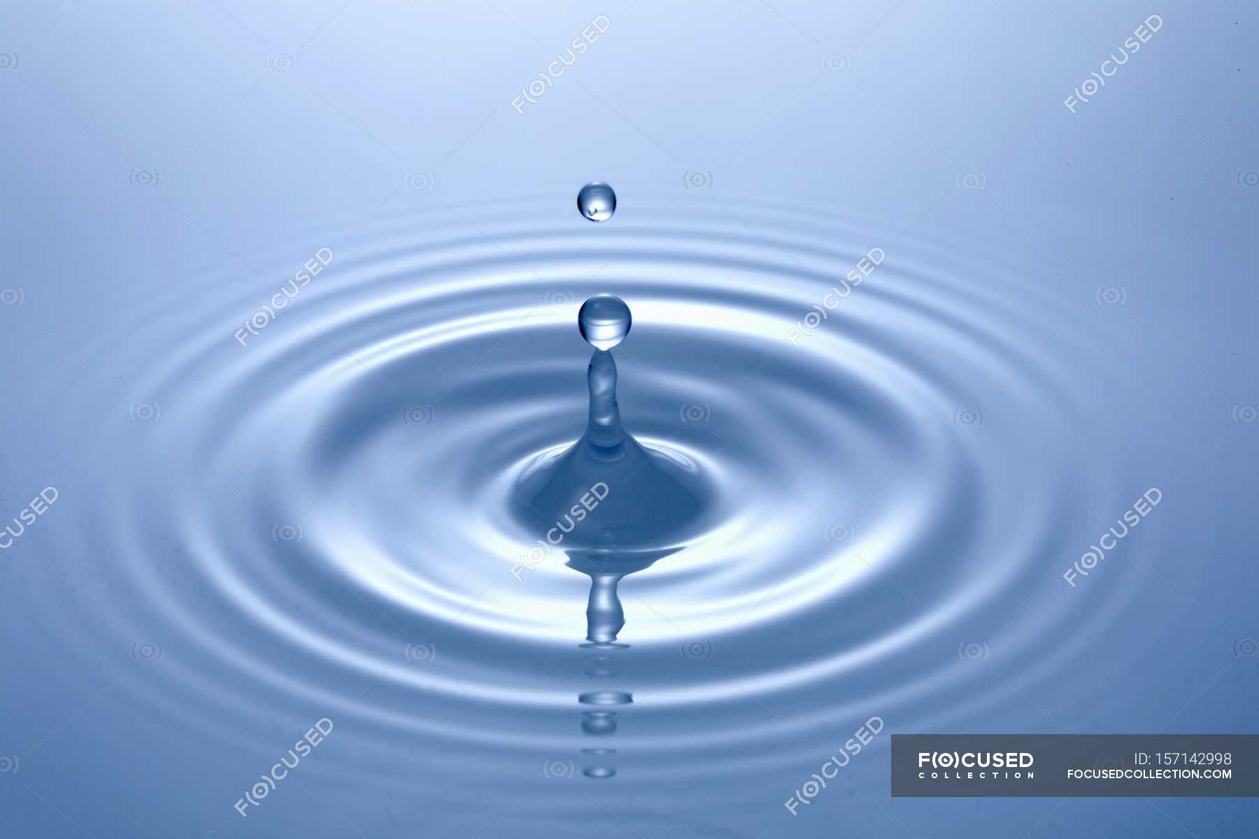 Closeup view of a drop of water falling in water — potable, details ...