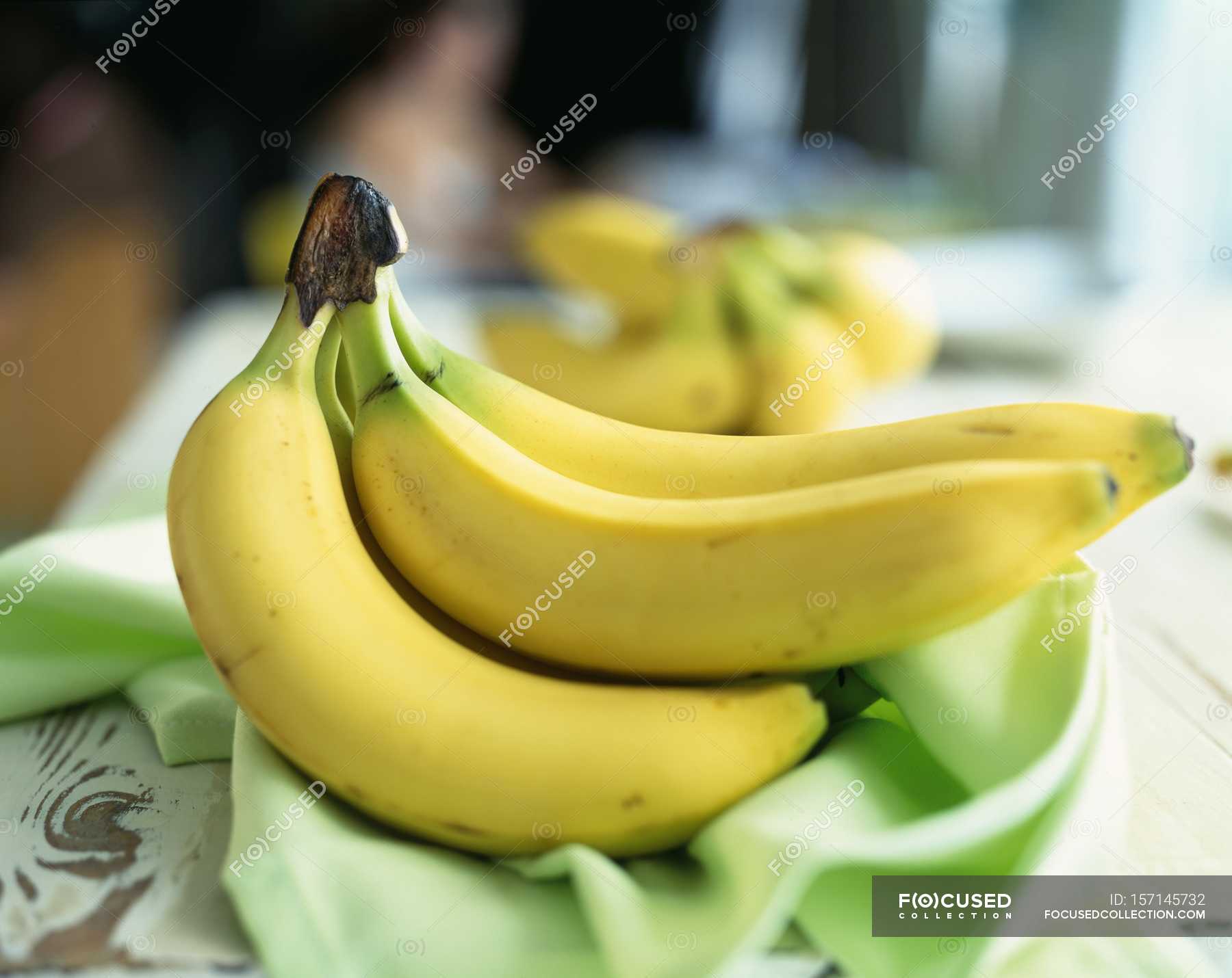 Бананы какой зрелости запрещено выставлять. Спелый банан. Бананы на Бали. Зеленоватые бананы. Желтый банан.