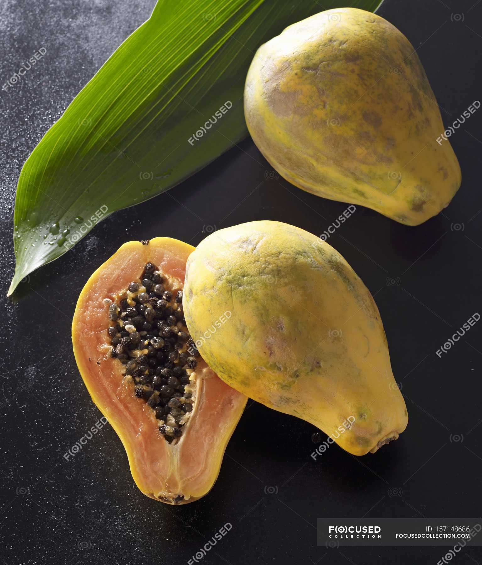 Fresh Whole And Halved Papayas — Fruit Leaf Stock Photo 157148686