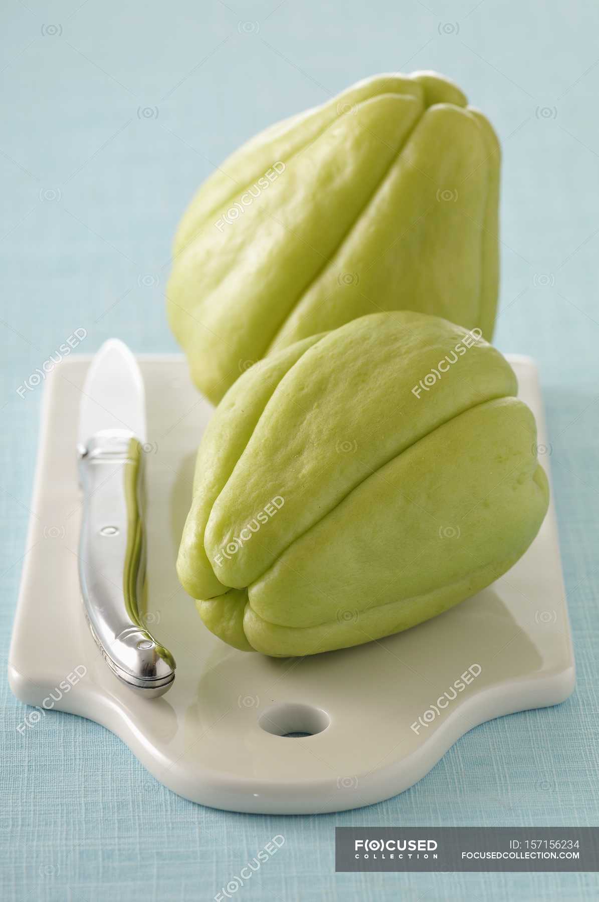 Chayote squash on choppinh board with knife — lifestyle, gourmet ...