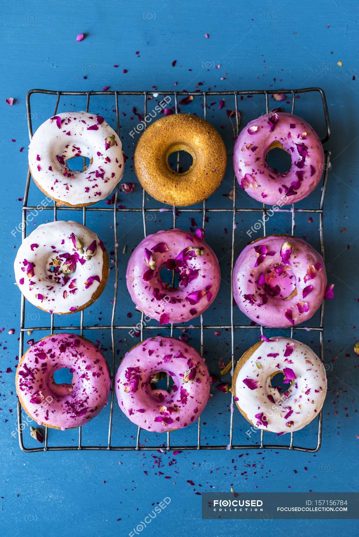 Donuts with rose petals — yummy, dough Stock Photo 157156784