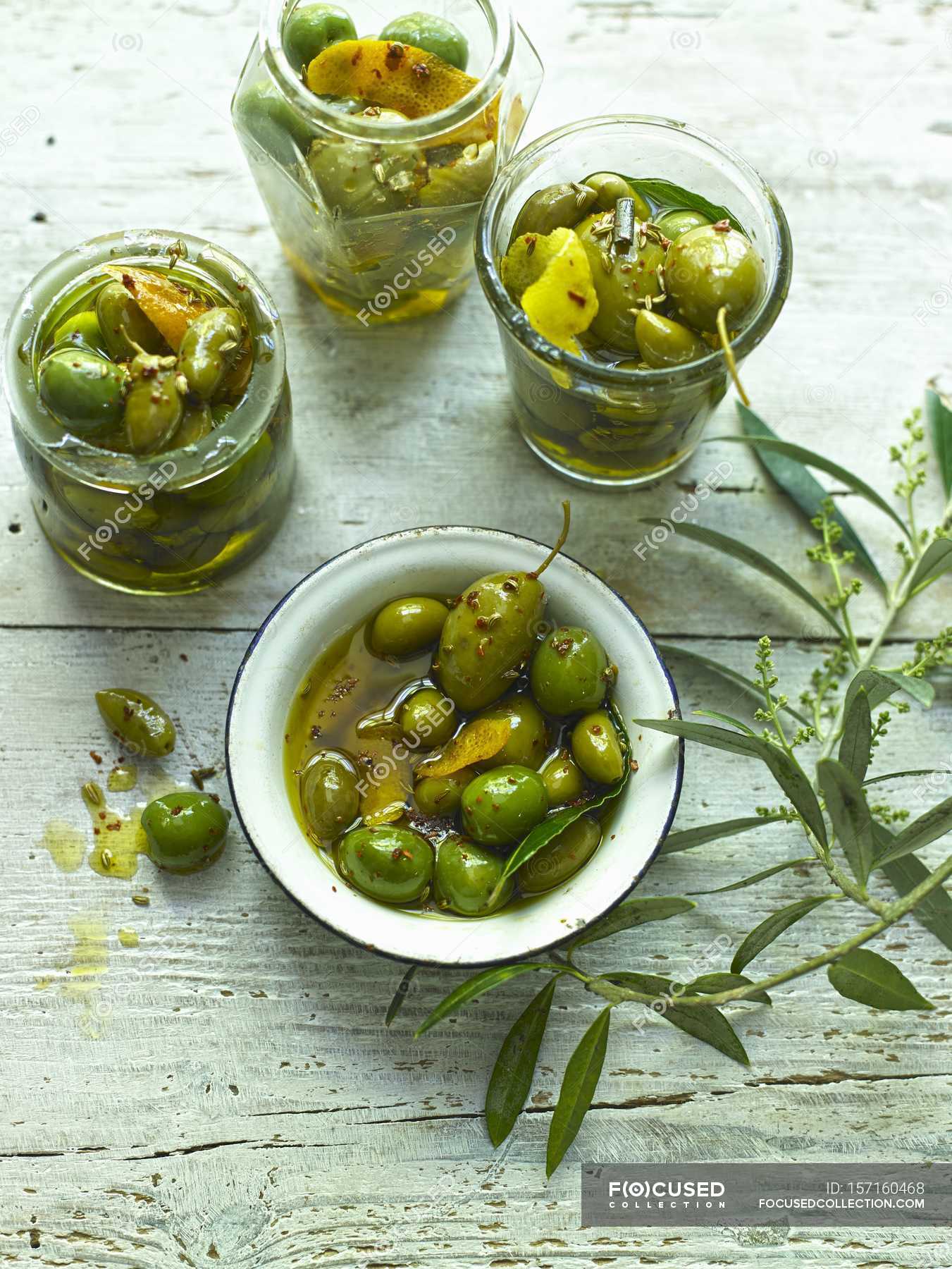 соленые маслины. тарелка с овощами. оливки с солью. соленые оливки. соленые маслины.