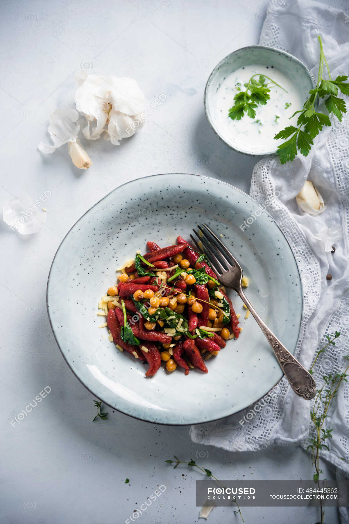 Beetroot orzo pasta with chickpeas, spinach and herb sauce — food