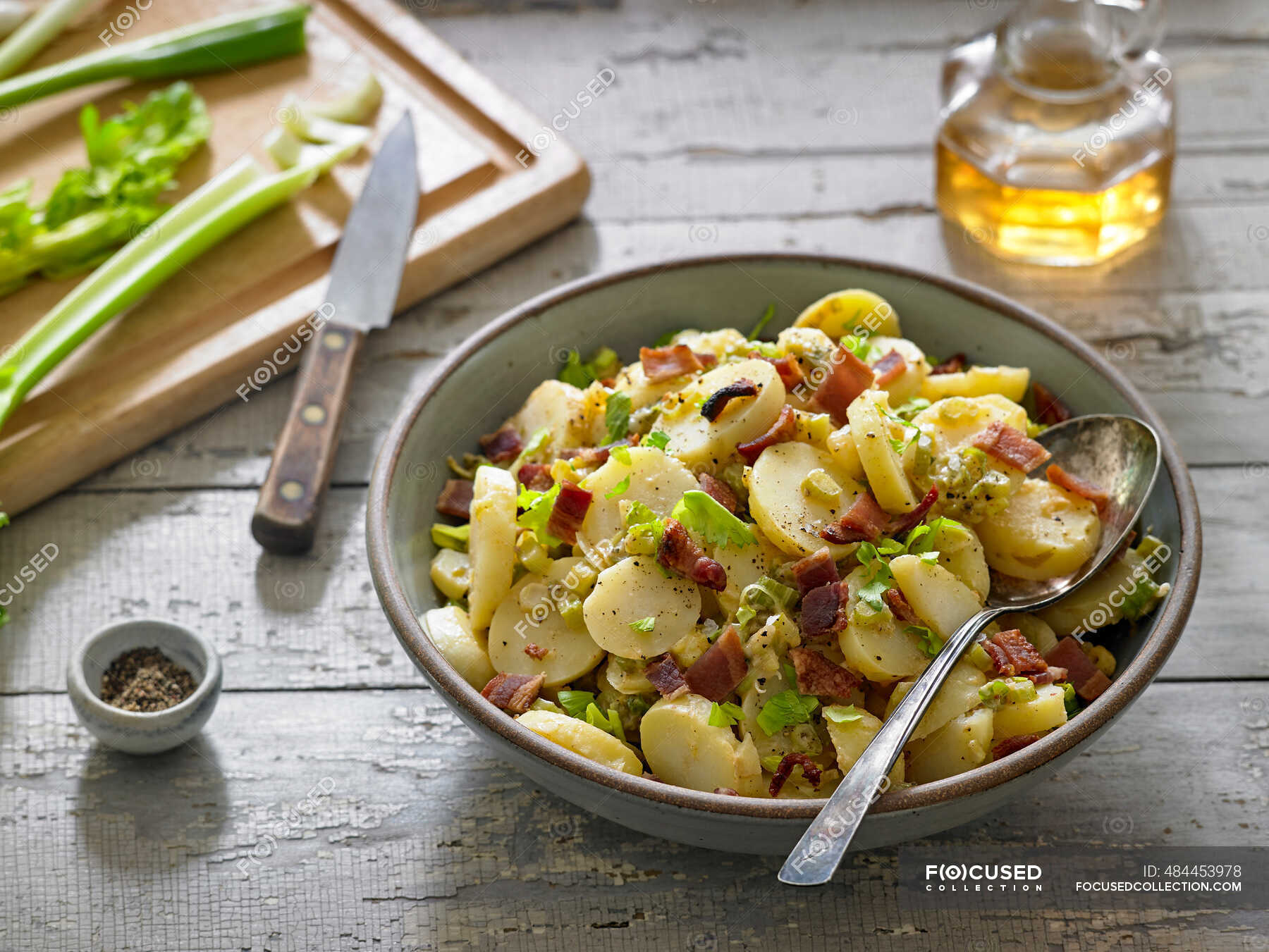 Салат с картофелем и колбасками. Швабский картофельный салат. Картофельный салат Potato Salad. Немецкий салат. Салат с картошкой и беконом.