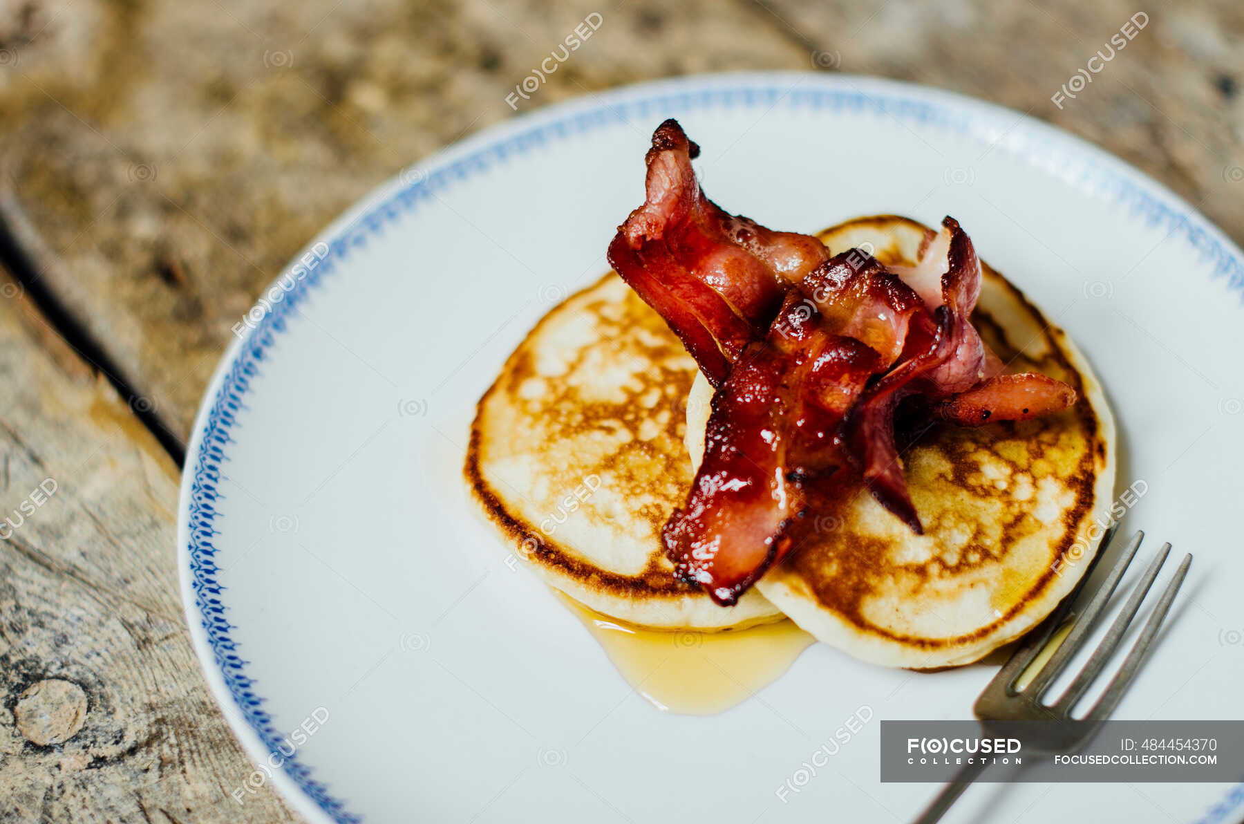 Pancakes with bacon and maple syrup — culture, fat Stock Photo
