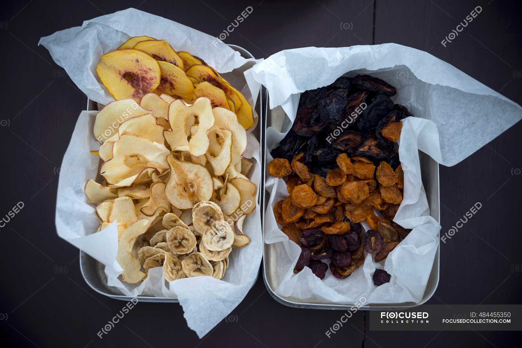 Peach, apple, pear and banana chips, dried plums, mirabelles and grapes ...