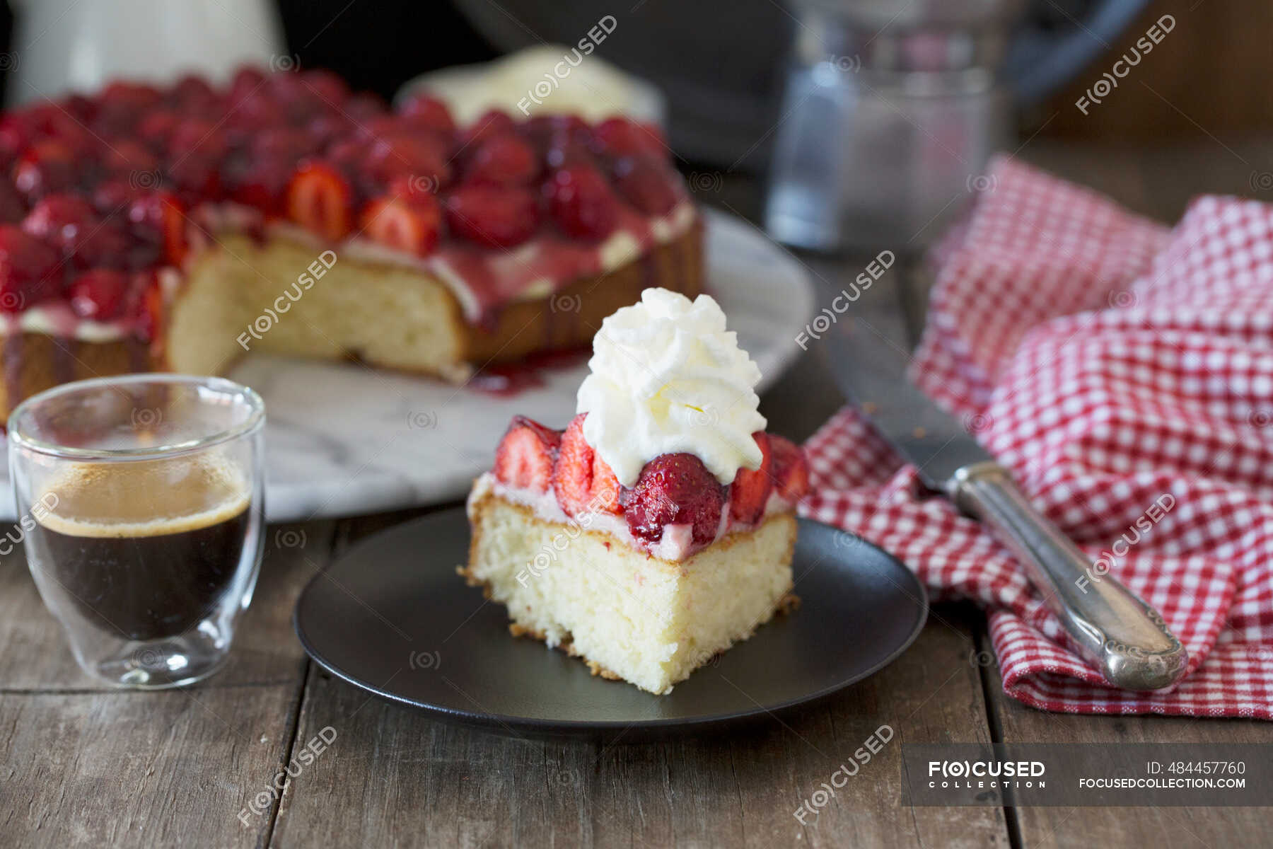Strawberry cake with vanilla pudding and whipped cream — patisserien